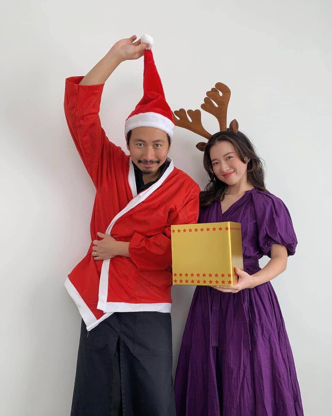 吉竹美聡のインスタグラム：「Online Christmas Event 🎄🍒 ご参加いただいた皆様✨ ご協力いただいたメーカー様ブランド様✨ 本当にありがとうございます🙇🏻‍♀️！  2021SSメイクとヘアカット クリスマスプレゼント抽選Time🎁❣️ 今回32都道府県186名の皆様と一緒に 過ごせる嬉しさは、私たちにとって 大切な経験と思い出となりました。✨✨✨  今までと流れが一変した一年でしたが、 今年からオンラインサロンを始め オンラインイベントを2回開催できました。 全て1人で機材を揃えたり独学で学ぶ主人の姿に 尊敬の気持ちや、コミュニティの中でも 人との繋がりに心から嬉しくなったり、💖💖  周りの皆様のおかげで今年は大切なことへの 気づきの多い一年でした。🙏🏼 いつも本当にありがとうございます💐  またわくわくするイベントを開催できますように🥰  #クボサンタとミサトナカイ #kuboさんのスナック」