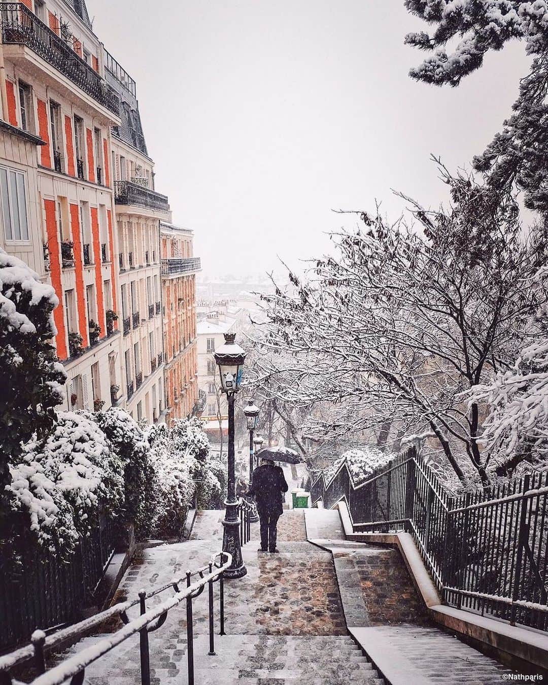 バネッサ・ブリューノさんのインスタグラム写真 - (バネッサ・ブリューノInstagram)「Et si on imaginait Paris sous la neige !⁠⠀ ⁠⠀ Let's imagine Paris under the snow!⁠⠀ ⁠⠀ #vanessabruno #inspiration」12月21日 21時02分 - vanessabruno