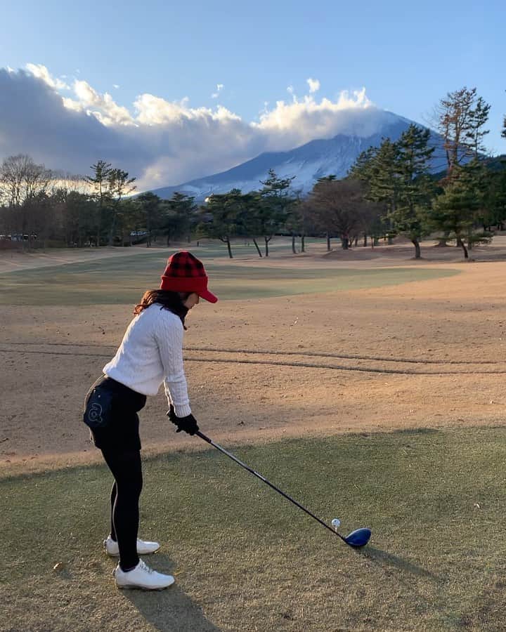 のインスタグラム：「昨日はとにかくドライバーが自分の中で完璧でした😆💕 打った後自分でガッツポーズしちゃってる😂  このコースは距離が長くないのでミドルでも2オン、ロングも3オンをキープできました☺︎  ロングで3オンしたところは、パット4回でパーも取れなかったんですけどね。。😞笑  富士山の近くはグリーンが難しいよ〜>< でも、またリベンジしたいコースになりました🎅🙏  一緒にまわる人が楽しいといいスコアでる気がする😆💕💕 ぜひ音ありで @mai.golf.214 ちゃんの可愛すぎる声を聞いてください😆💕  #富士山 #富士国際ゴルフ倶楽部  #ゴルフ女子 #ゴルフウェア #ゴルフコーデ #ゴルフ好きな人と繋がりたい #ゴルフ好き #ゴルフ初心者  #ゴルフ男子と繋がりたい #ゴルフ場 #golf #golfwear #ゴルフコース #golfgirl #golfswing #골프 #golfstagram  #골프여자 #平日ゴルフ #平日ゴルファー #ゴルフうまくなりたい #ゴルフばか #ゴルフ友達募集中」
