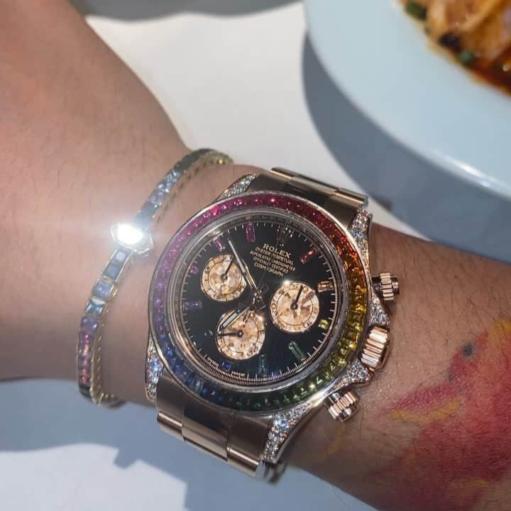 稲木ジョージのインスタグラム：「@tadashi1980 ‘s rainbow rolex and @milamorejewelry candy sapphire bracelet 🍭✨ ジュエリーやる遥か前からの友達と久しぶりにディナー。彼は桁違いのジュエラーだけど、美学と志は一緒。たまにしか会えない友達だけど、気付きと意識を高めてくれる存在。40歳までのあと7年、アゲていくぞぃ🔥」