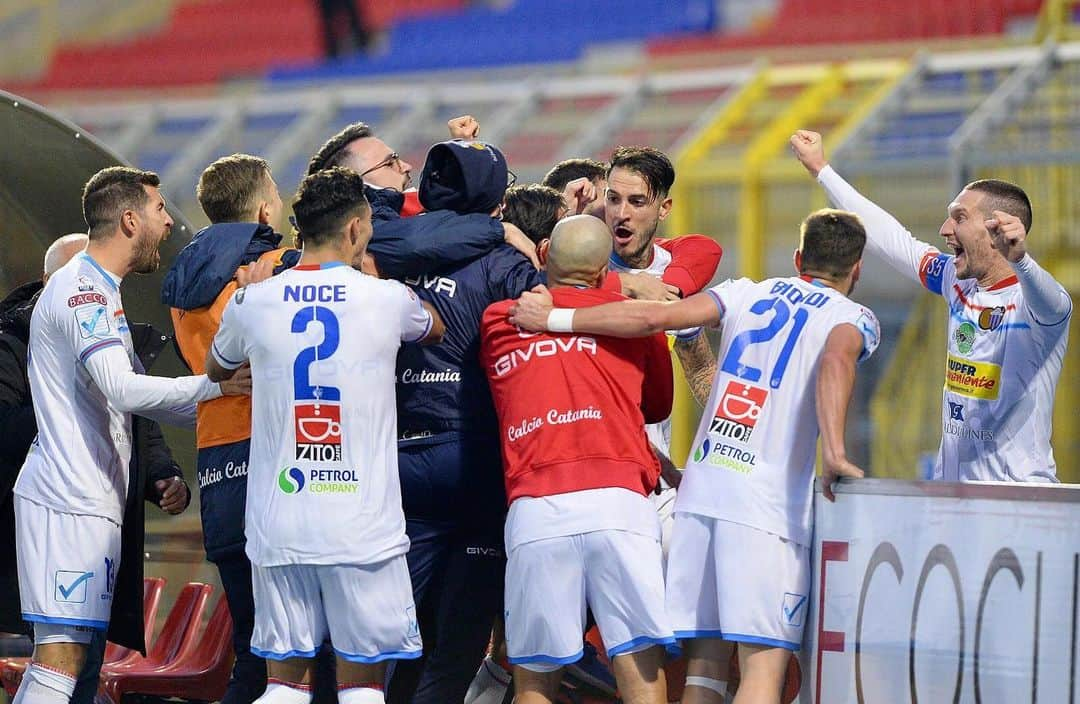 マリアーノ・イスコさんのインスタグラム写真 - (マリアーノ・イスコInstagram)「Tutti insieme verso un solo obiettivo! Ammuttamu carusi ❤️🐘💙  #MI13 #CalcioCatania #PotenzaCatania #11700 #letsgoliotru #Catania #LegaPro #Ammuttamu」12月21日 20時55分 - mariano13izco