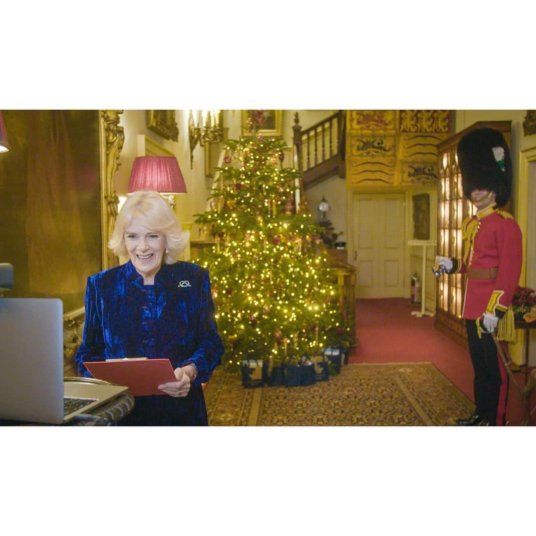 ロイヤル・ファミリーさんのインスタグラム写真 - (ロイヤル・ファミリーInstagram)「🎄Each year, The Duchess of Cornwall invites children supported by @HelenAndDouglasHouse in to Clarence House to help decorate the Christmas tree. This year the event took place virtually.   🌟 Having opened in 1982, @HelenAndDouglasHouse was the world’s first children’s hospice. The charity provides medical, emotional and practical support to help families deal with the implications of a child who will die prematurely, so they can make the most of their time together.  Head over to @ClarenceHouse to watch their video of the festive event.」12月21日 20時56分 - theroyalfamily