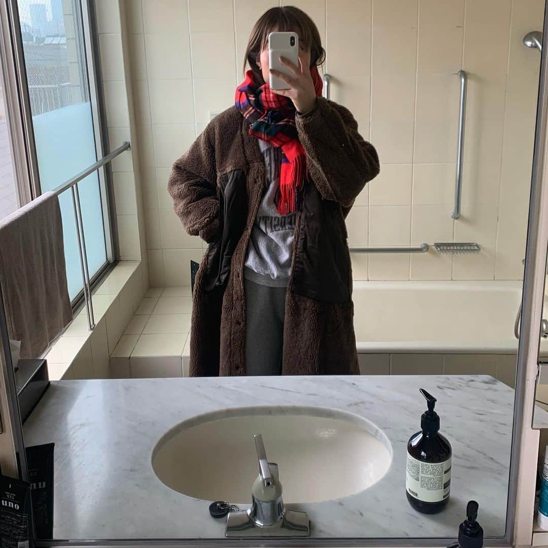 まつだみらいのインスタグラム：「@perkmagazine   みてね。  カシミアについて、 ジョンストンズについて お話ししています。  こだわった色出しをしているから持てる自信や、 rihkaを始めたから分かるジョンストンズの良さなどなど。 （インタビュー受けながら、 はっ　と気付かされることってありますよね。 自分の気持ちとか考えとかに）  2コーデ、セルフスタイリングもさせて頂きました🎄  もちろんセルフメイク💄主要アイテムも載せて頂いているので是非☺️  #johnstons」