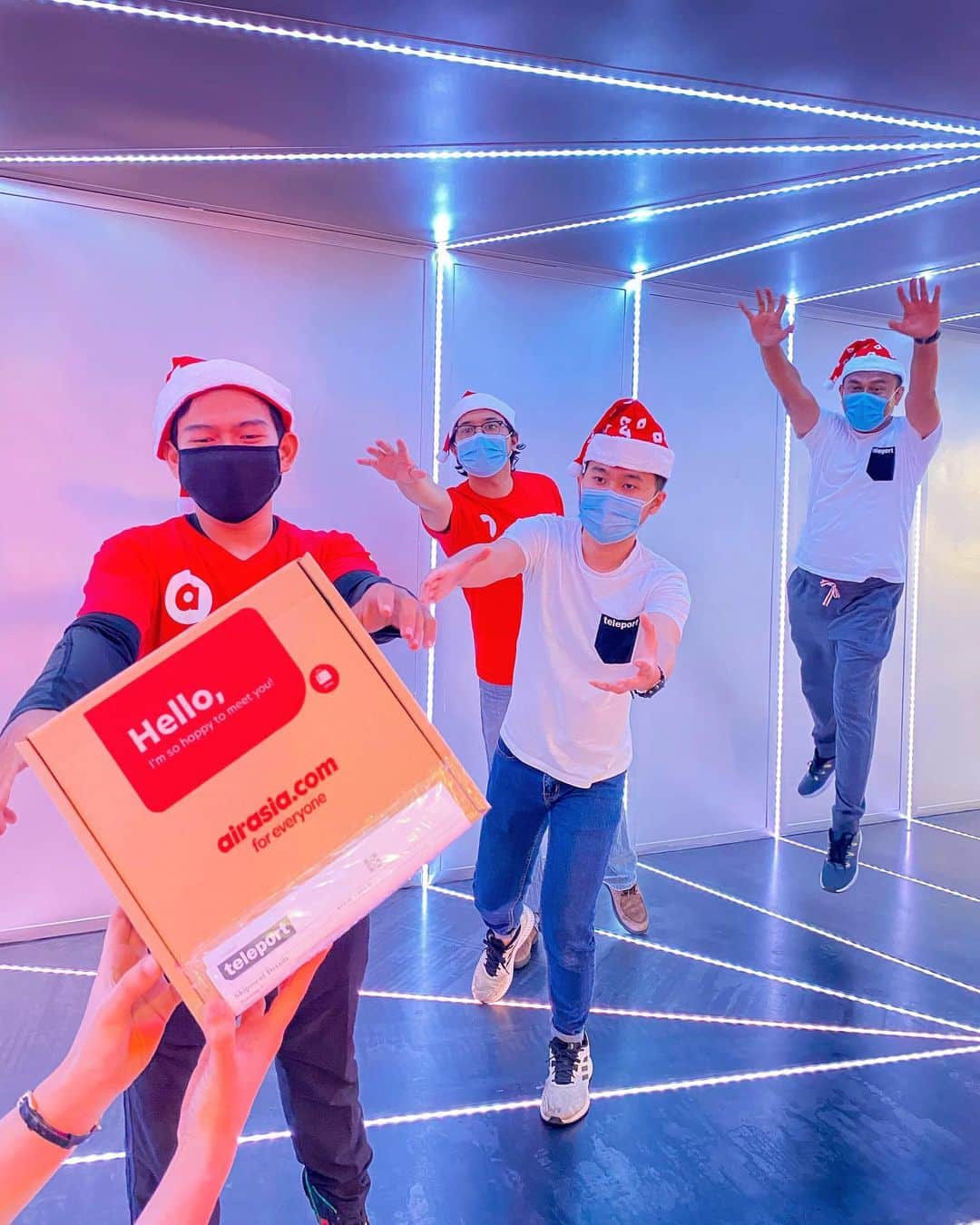 エアアジアのインスタグラム：「Tis the season to be jolly!!! (and staying safe!) 🎄❤️🎉  Our Teleporter Helpers in their Santa hats are ready to paint the town red while delivering your orders this Christmas season.  Keep a lookout and take a selfie with them and tag @airasia and @teleportasia.  #airasiaForEveryone」