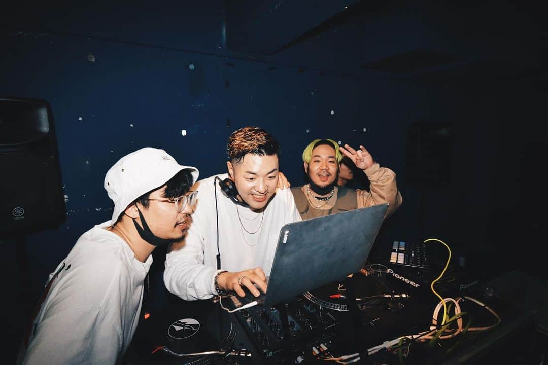 DJKROさんのインスタグラム写真 - (DJKROInstagram)「Family Chilly Source!!! FukuokaでのSankaraさんのリリパでのShooting!! LOVE Ya❤️❤️ 1月30には福岡でBIGなPartyに出演するので、そちらの情報もお楽しみに❗️ Photo by @momoka_mb   #ChillySource #gig #DJLiFE #DJKRO」12月21日 20時57分 - djkrotokyo