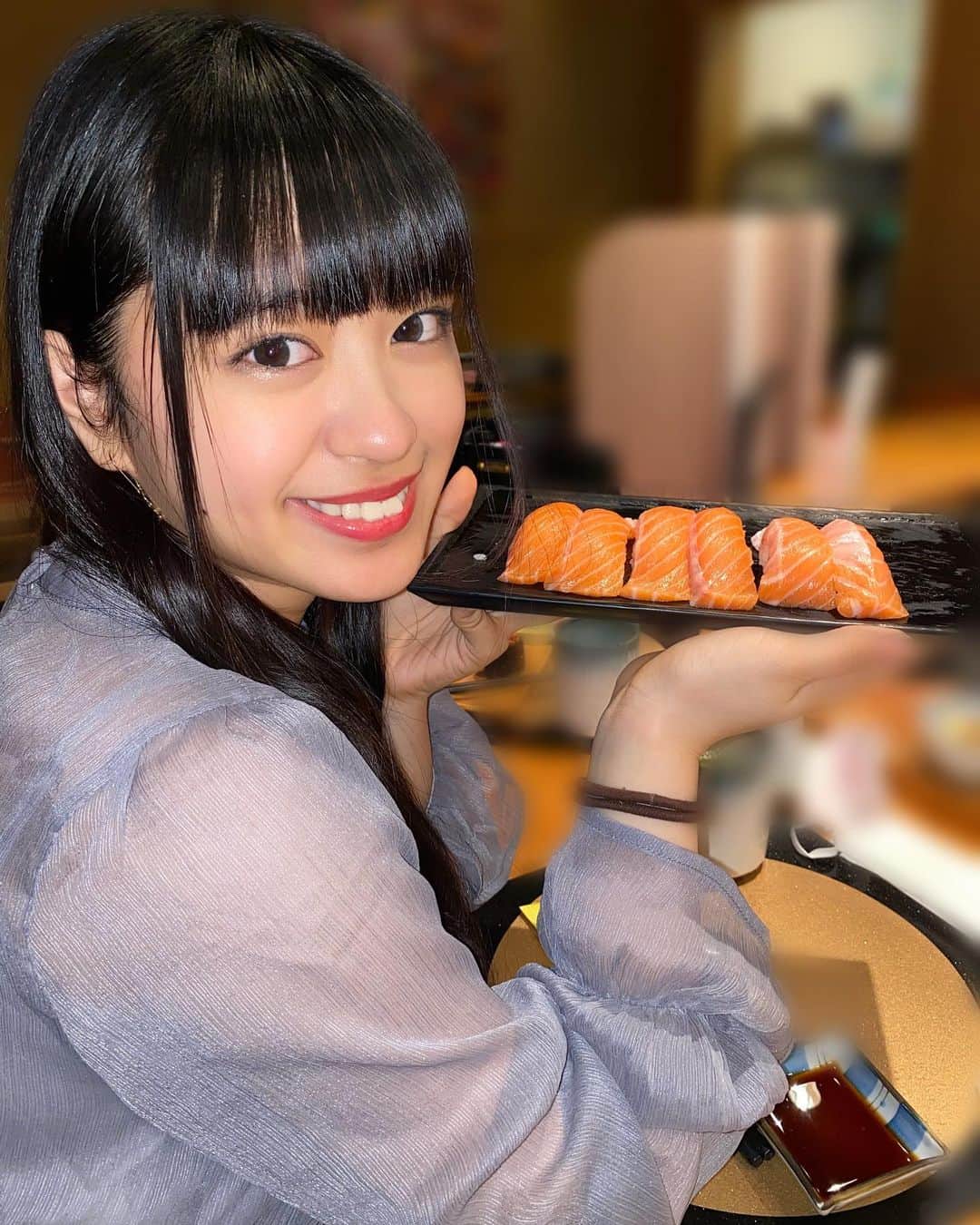 星ゆりかのインスタグラム：「お寿司はサーモンが好き🍣  そしてポン酢で食べます🍋💗」