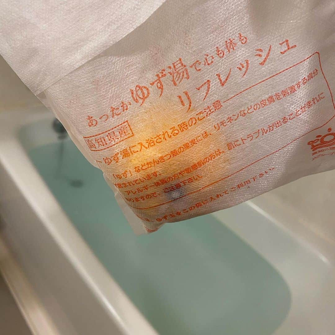 のインスタグラム：「【冬至】  ゆず湯でホッコリ  プロダクション選びは慎重に  #AV #AV事務所 #AVプロダクション #AV女優 #セクシー女優 #シーモア #cmore_ent #冬至 #お風呂 #入浴 #ソープではなく#バスタイム #柚子 #ゆず #ゆず湯 #日本の文化 #japan #culture」