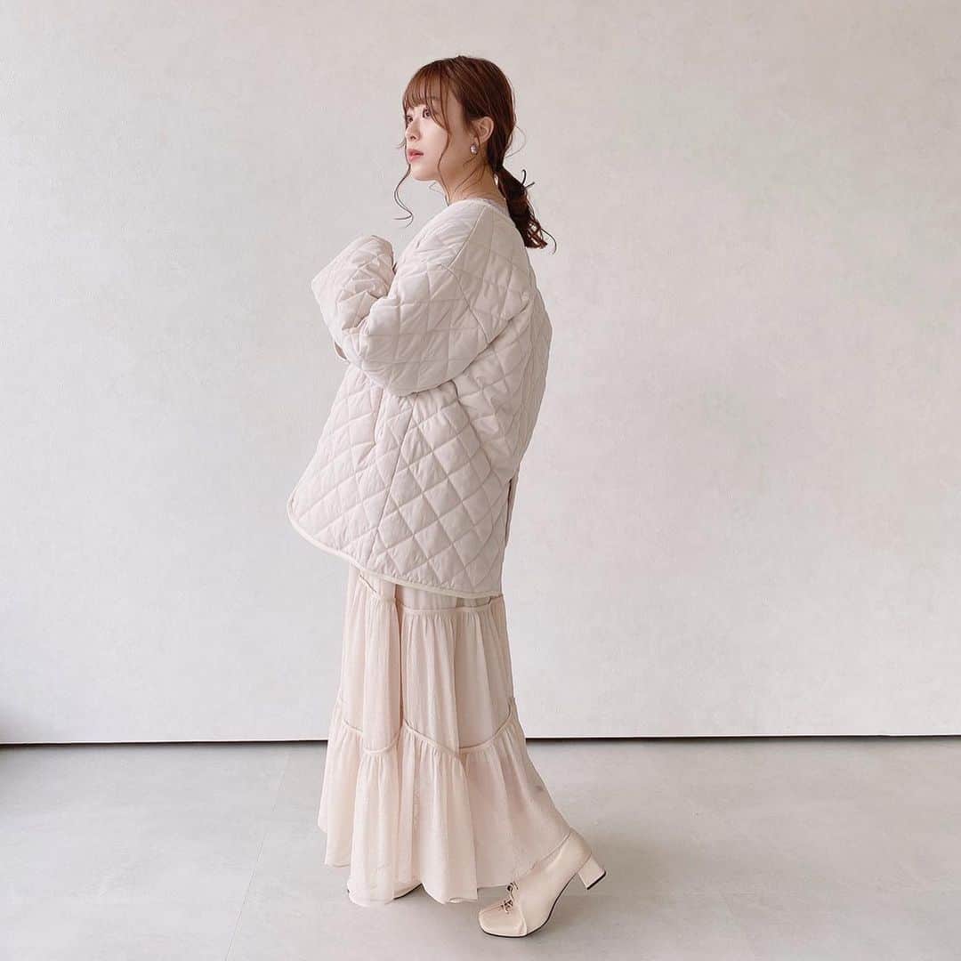 Vannie Officialのインスタグラム：「⠀  【中綿ティーキルティングコート】5,500+tax ⠀  《styling》 ミルクティーのような配色が見た目にもあったか可愛いキルティングコート♡ 柔らかいカラーで暗くなりがちな冬のコーデをパッと明るくまとめます◎ ヒップまで隠れる丈感なので、パンツスタイルはもちろん、スカートやワンピースの羽織にもお使い頂けます♪ 首元はすっきりとしたノーカラーなので、タートルネックのニット合わせもおすすめ！  ⠀ 《detail》 キンティグコートにパイピングを施したトレンドムード漂う一枚♪ 中綿入りなのでとても軽く暖かいのが嬉しいポイント◎ 暖かみがありながら表面はサラッとした素材なので春先までお召しいただけます♡  ⠀ 《fabric》 表地はシャカシャカ感のないマットな生地感使用 ⠀ ⠀ ⠀ #vannie_u#ヴァニーユー #ZOZOでしか買えない⠀⠀  お問い合わせはDMまでご連絡ください‪‪☺︎‬」