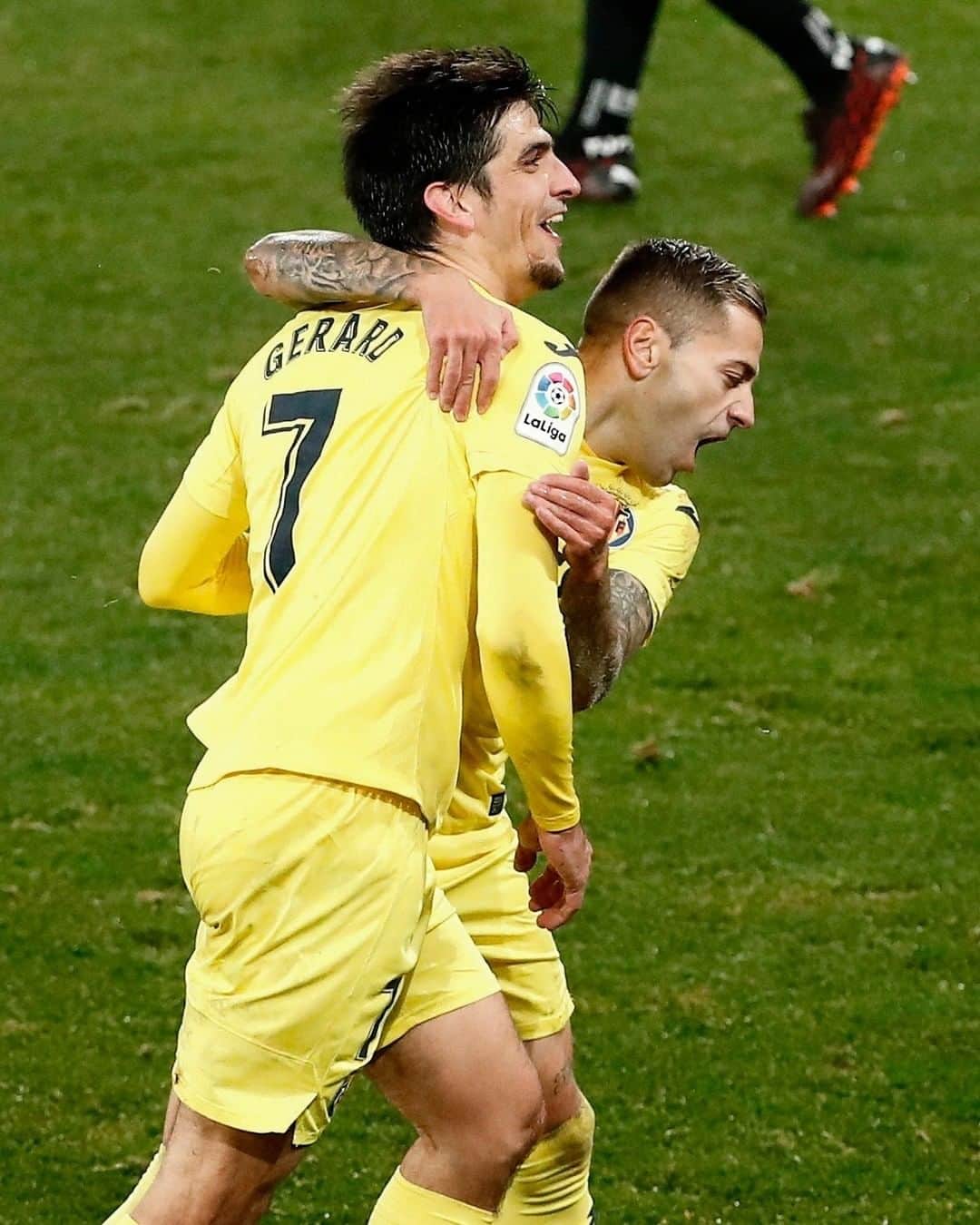 のインスタグラム：「💻 Another day at the office for Gerard Moreno! 💛⚽⚽  💻 Otro día más en la oficina para @gerard_moreno... 💛⚽⚽  #GerardMoreno #Villarreal #LaLigaSantander #LaLiga #YouHaveToLiveIt #HayQueVivirla」