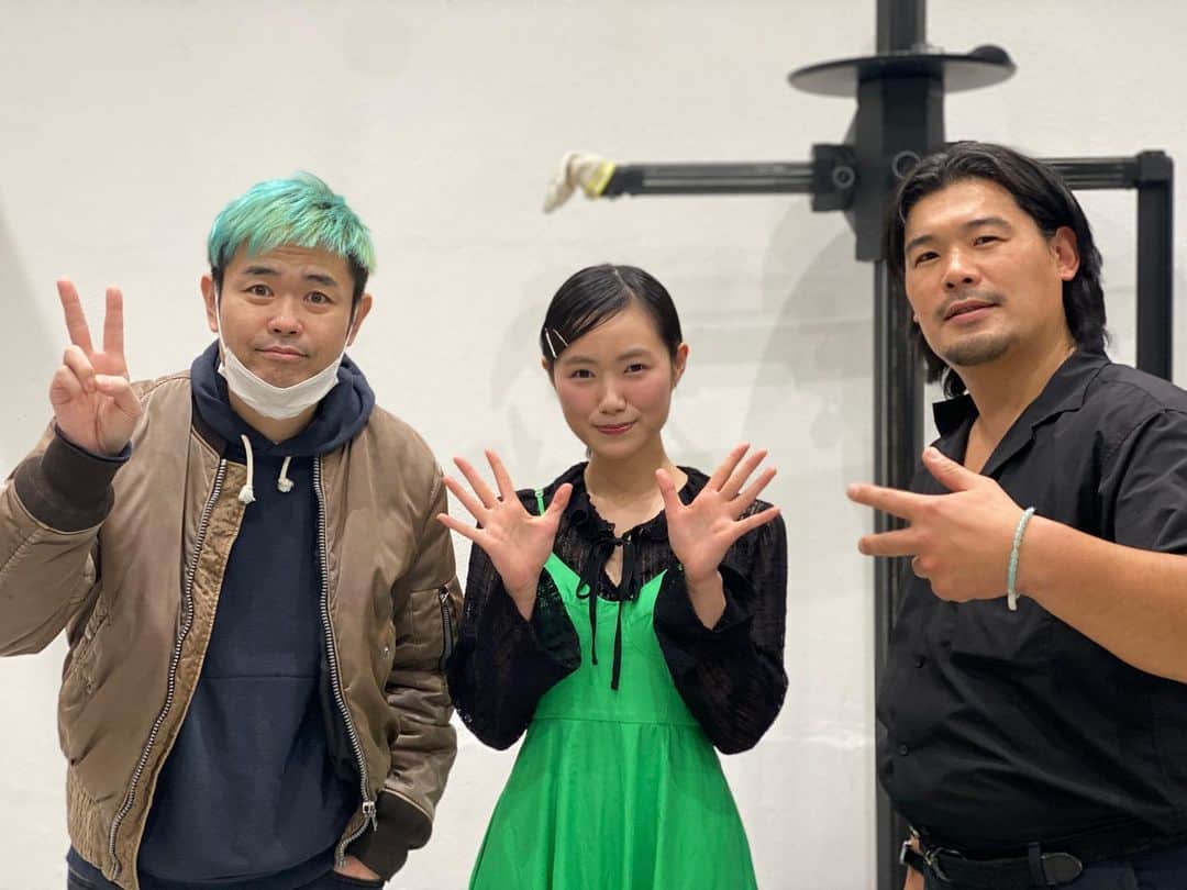 のインスタグラム：「【出演情報】 監督・品川ヒロシさん、特殊メイク・JIROさんのコラボ企画、新型お化け屋敷「無顔」のティザームービーに出演します👻 . 品川組初にして、こんな大暴れ企画に参加できることに興奮です！クラウドファンディングの応援もぜひお願いします🤲🏻 詳細は品川さんブログへ！ https://lineblog.me/shinagawa/archives/13271179.html . オーディションの時に「ヘドローバ」組が集まった記念写真をやっとのせられます😢 . 品川さんに「え！？吉本なの？やめな！」と言われました。」
