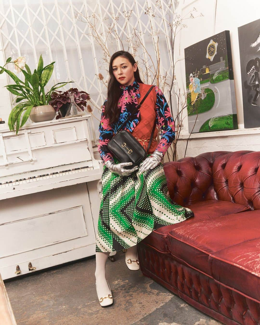 British Vogueさんのインスタグラム写真 - (British VogueInstagram)「“I want to be a painter who dresses nicely,” says artist @Oh_De_Laval on why she’s a @Gucci girl at heart. The artist captures the absurd elements of human interaction in her striking paintings, and possesses a curious mind which aligns her with designer #AlessandroMichele. Click the link in bio to see how Michele’s groundbreaking #GucciEpilogue collection inspired this rising star of the art world.」12月21日 21時01分 - britishvogue