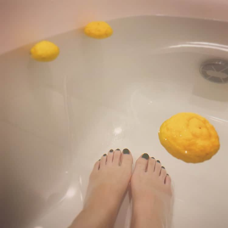 宇佐美友紀さんのインスタグラム写真 - (宇佐美友紀Instagram)「冬至 💛 🛁  気づくのが遅くて冬至価格のかぼちゃを買いました🥲  #夜が一番長い日 #ゆず湯 #実家の庭より直送 #柚子」12月21日 21時11分 - usamisu