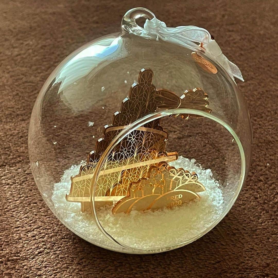 中村克のインスタグラム：「素敵な贈り物が届きました🎁  箱を開けるときのドキドキ感、好きだなぁ笑 何歳になっても変わらないね！  もうすぐクリスマスかぁ🎄  #fredjewelry」