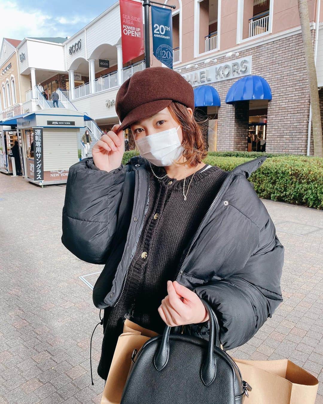 のインスタグラム：「@momentplus.official ﻿ ﻿ ﻿ ﻿ ﻿ ﻿ ﻿ ﻿ 前回紹介した﻿ ボーリューム感のあるシルエットが可愛い﻿ 🧶 マルチway ニットカーディガン ¥4,580﻿ ﻿ ﻿ 最近着すぎてる﻿ デザインがめちゃくちゃ好き❤﻿ ﻿ ﻿ おすすめpoint👇🏻﻿ ●ラフに着用できるサイズ感と﻿ AWカラーにこだわりトレンド感ある１着﻿ ●後ろをボタンあきにして﻿ プルオーバーのように着れる﻿ ●ゆったりした落ち感のあるシルエットで﻿ 袖の切り替え部分もポイント﻿ ﻿ ﻿ コーデの仕方👇🏻﻿ ︎︎︎︎☑︎トレンドのカラースラックスやデニム﻿ リブパンツやプリーツパンツのボトムとの相性抜群﻿ ︎︎︎︎☑︎フレアーパンツとのコーデで﻿ 大人カジュアルなエフォードスタイルがおすすめ﻿ ︎︎︎︎☑︎フレアスカートやプリーツスカートとの相性も良く﻿ スニーカーなどでカジュアルにし小物などで遊ぶのも⦿﻿  ちなみに羽織ってるジャケットもココ ブランドなのよ〜 軽くて暖かくて最高！！ 大好き😭❤ ﻿ ﻿ ﻿ #momentplus #モーメントプラス #ニット #ニットコーデ #冬コーデ #秋冬 #新調 #mama #mamamoo #mamagirl  #産後コーデ #コーディネート #ママリ #おしゃれ #おしゃれさんと繋がりたい #fashion #code #wear #Instagram #インスタグラマー #インフルエンサー #pr #ena_pi」
