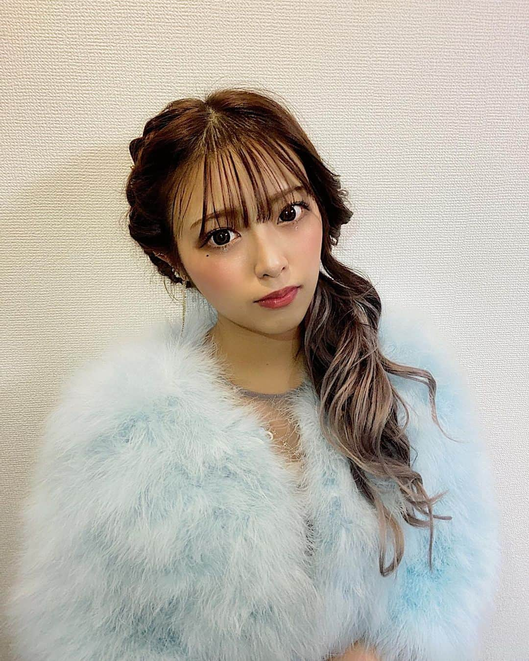 MaRuRi（まるりとりゅうが）さんのインスタグラム写真 - (MaRuRi（まるりとりゅうが）Instagram)「青の洞窟XmasオンラインLIVE🎄❄️ ありがとうございました😊 青の洞窟ということでブルーのファーコート💙🦋 そして目の下にキラキラをつけたメイクで💎 髪色も紫が落ちてシルバーになったけどいい感じやった💭 めちゃめちゃお気に入りでした😊 2020年背中のまるり締めもしたけん見てね🙆‍♀️💙笑 みんなも素敵なクリスマスをー🎅🏻❤️」12月21日 21時10分 - maruridayo