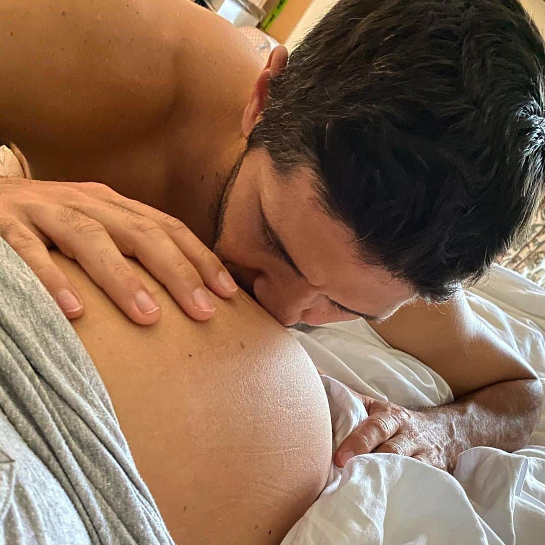 フェルナンド・ベルダスコのインスタグラム：「Mateo ... Qué ganas de tenerte en mis brazos! ❤️👨‍👩‍👦‍👦👶🏻」
