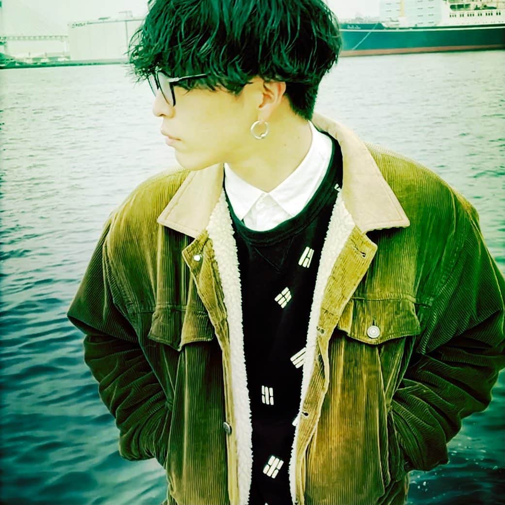 エンドウリョウのインスタグラム：「※新曲「紫」リリース企画：それぞれのテーマに沿って9枚の写真を投稿します※  古着好きです。 最近古着屋巡りできてないなぁ。 買ったジャケットのポケットから1¢コインが出てきた時は、「お前、アメリカから来たんか！」と嬉しくなったものです。 そんな巡り逢い、またしたいものです。  THEME: 緑 No.7  #9セレクト #リリース企画 #レルエ #新曲 #紫 #聞いてね #古着 #古着屋  #古着コーデ  ********* 12/9新曲「紫」リリースということで…「9」にちなみ、メンバーがそれぞれのテーマに沿って9枚の写真を集めました。  タイトルが「紫」だったことから、テーマは「好きな色」です🎨  1日おきに個々のInstagramアカウントに投稿します。お楽しみに👏🏻👏🏻👏🏻  *********」
