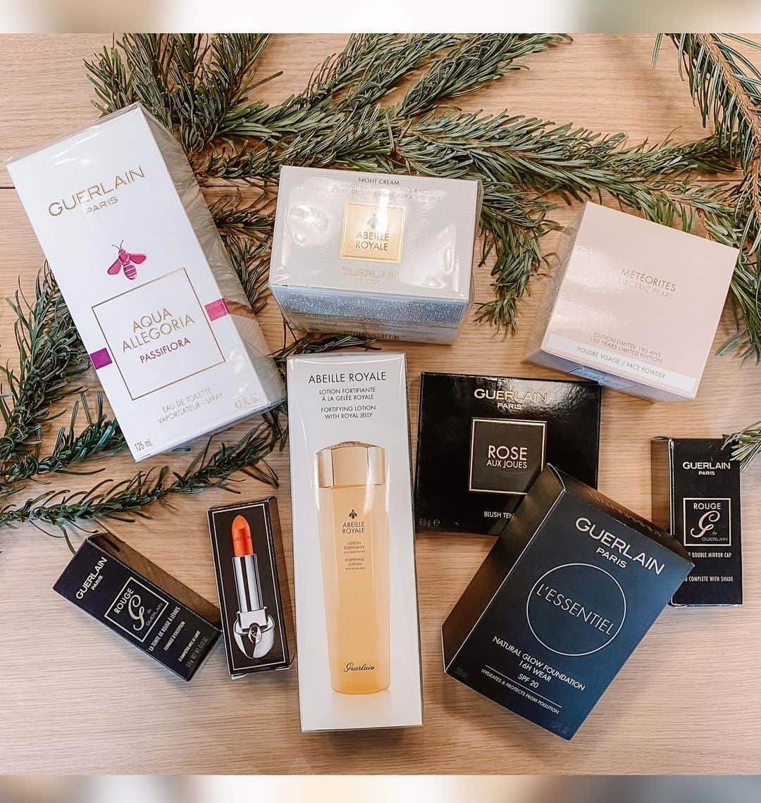 Dagi Beeさんのインスタグラム写真 - (Dagi BeeInstagram)「𝐉𝐈𝐍𝐆𝐋𝐄 𝐁𝐄𝐄 🎅🏼✨ - 𝐓𝐀𝐆 𝟐𝟏  a n z e i g e  Der Countdown läuft bis Weihnachten … Heute könnt ihr ein RIESEN @Guerlain Paket im Wert von 800 EURO gewinnen. 🖤  𝗜𝗵𝗿 𝘄𝗼𝗹𝗹𝘁 𝗲𝗶𝗻𝗲𝘀 𝗱𝗲𝗿 𝟯 𝗣𝗿𝗼𝗱𝘂𝗸𝘁𝗽𝗮𝗸𝗲𝘁𝗲 𝗴𝗲𝘄𝗶𝗻𝗻𝗲𝗻 ? 𝗗𝗮𝘀 𝗺ü𝘀𝘀𝘁 𝗶𝗵𝗿 𝘁𝘂𝗻:   1️⃣ Folge MIR  2️⃣ LIKE dieses Bild 3️⃣ Kommentiere einen Emoji (DU kannst auch mehrfach kommentieren, JEDER nimmt teil) 💪🏻   Der Gewinner wird morgen unter meinem Post von 𝐓𝐀𝐆 𝟐𝟐 bekannt gegeben - ihr habt 24 Stunden Zeit, ALSO BEEILT EUCH 😍 Ganz viel Glück! 🖤  Teilnahmebedingungen: www.keinhype.de/teilnahmebedingungen-dagi  ————————————————————————————————— Im gestrigen 𝐉𝐈𝐍𝐆𝐋𝐄 𝐁𝐄𝐄 - 𝐓𝐀𝐆 𝟐𝟎 🎅🏼✨ Türchen, konntet Ihr eins von 3 @givenchybeauty Paketen gewinnen 😍  𝗛𝗜𝗘𝗥 𝗱𝗶𝗲 𝟯 𝗚𝗲𝘄𝗶𝗻𝗻𝗲𝗿 : @laurapy04 @jassiix28 @schoentechno  HERZLICHEN GLÜCKWUNSCH 🖤」12月21日 21時04分 - dagibee