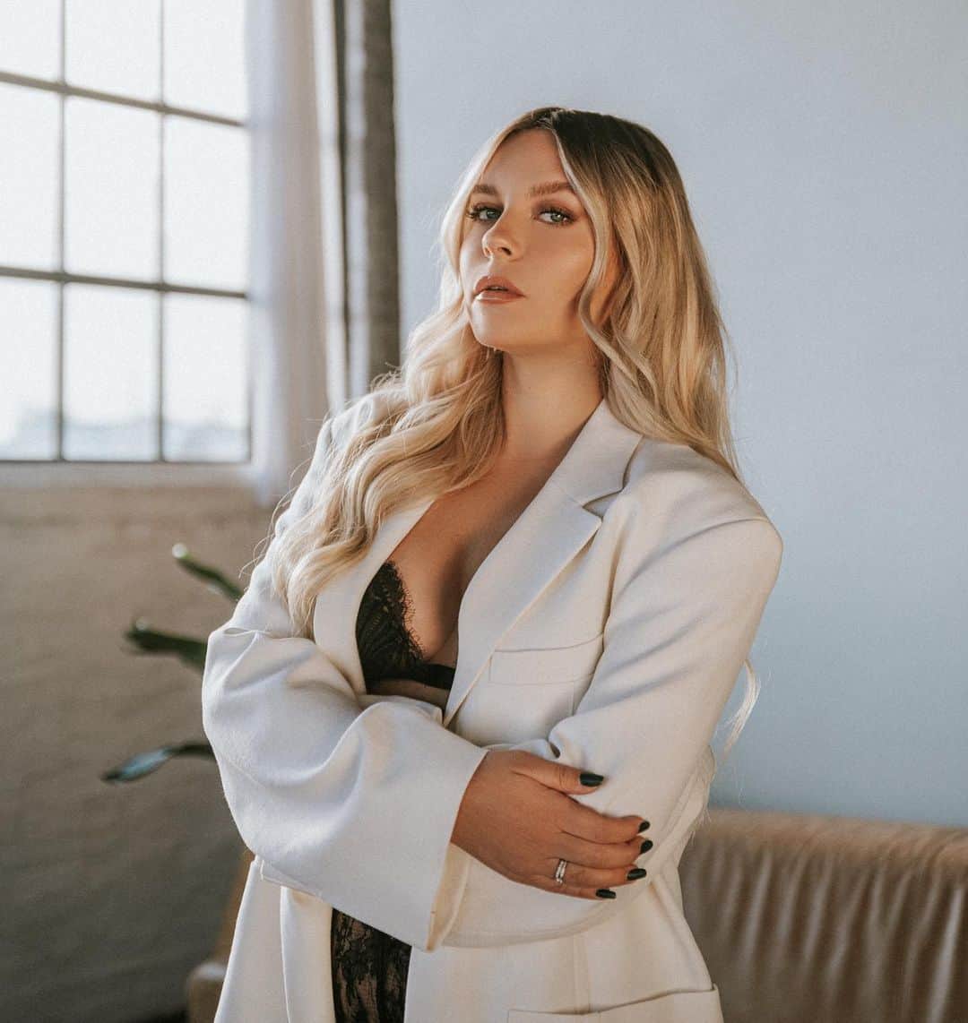 Dagi Beeのインスタグラム：「𝐉𝐈𝐍𝐆𝐋𝐄 𝐁𝐄𝐄 🎅🏼✨ - 𝐓𝐀𝐆 𝟐𝟏  a n z e i g e  Der Countdown läuft bis Weihnachten … Heute könnt ihr ein RIESEN @Guerlain Paket im Wert von 800 EURO gewinnen. 🖤  𝗜𝗵𝗿 𝘄𝗼𝗹𝗹𝘁 𝗲𝗶𝗻𝗲𝘀 𝗱𝗲𝗿 𝟯 𝗣𝗿𝗼𝗱𝘂𝗸𝘁𝗽𝗮𝗸𝗲𝘁𝗲 𝗴𝗲𝘄𝗶𝗻𝗻𝗲𝗻 ? 𝗗𝗮𝘀 𝗺ü𝘀𝘀𝘁 𝗶𝗵𝗿 𝘁𝘂𝗻:   1️⃣ Folge MIR  2️⃣ LIKE dieses Bild 3️⃣ Kommentiere einen Emoji (DU kannst auch mehrfach kommentieren, JEDER nimmt teil) 💪🏻   Der Gewinner wird morgen unter meinem Post von 𝐓𝐀𝐆 𝟐𝟐 bekannt gegeben - ihr habt 24 Stunden Zeit, ALSO BEEILT EUCH 😍 Ganz viel Glück! 🖤  Teilnahmebedingungen: www.keinhype.de/teilnahmebedingungen-dagi  ————————————————————————————————— Im gestrigen 𝐉𝐈𝐍𝐆𝐋𝐄 𝐁𝐄𝐄 - 𝐓𝐀𝐆 𝟐𝟎 🎅🏼✨ Türchen, konntet Ihr eins von 3 @givenchybeauty Paketen gewinnen 😍  𝗛𝗜𝗘𝗥 𝗱𝗶𝗲 𝟯 𝗚𝗲𝘄𝗶𝗻𝗻𝗲𝗿 : @laurapy04 @jassiix28 @schoentechno  HERZLICHEN GLÜCKWUNSCH 🖤」