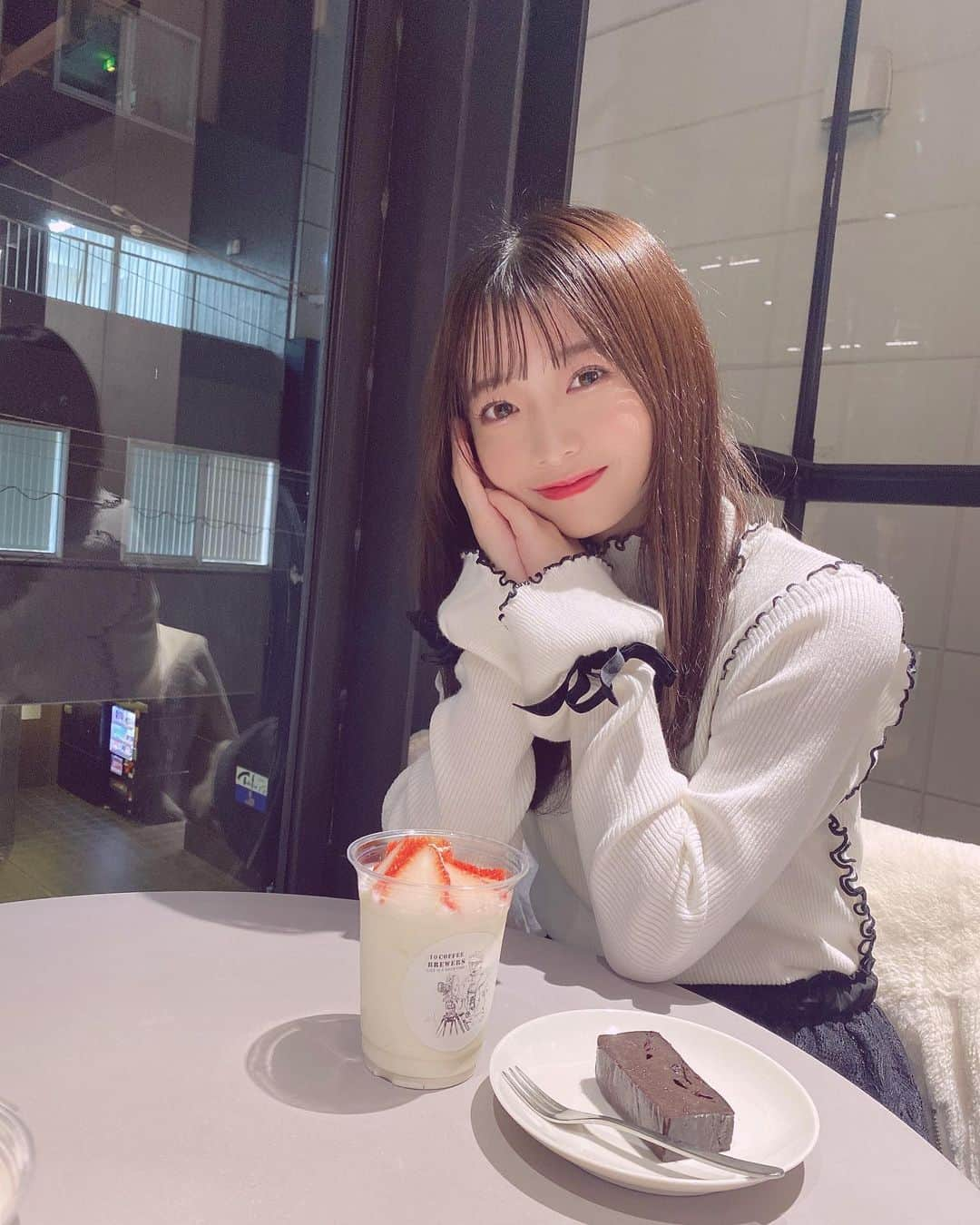 涼本理央那のインスタグラム：「﻿ ﻿ ﻿ 久々のカフェ☕♡﻿ ﻿ ガトーショコラとバニラに苺がのったやつ〜🍓﻿ #福岡 #天神 #大名 #カフェ #大名カフェ #天神カフェ #tenjin #fukuoka #daimyo」