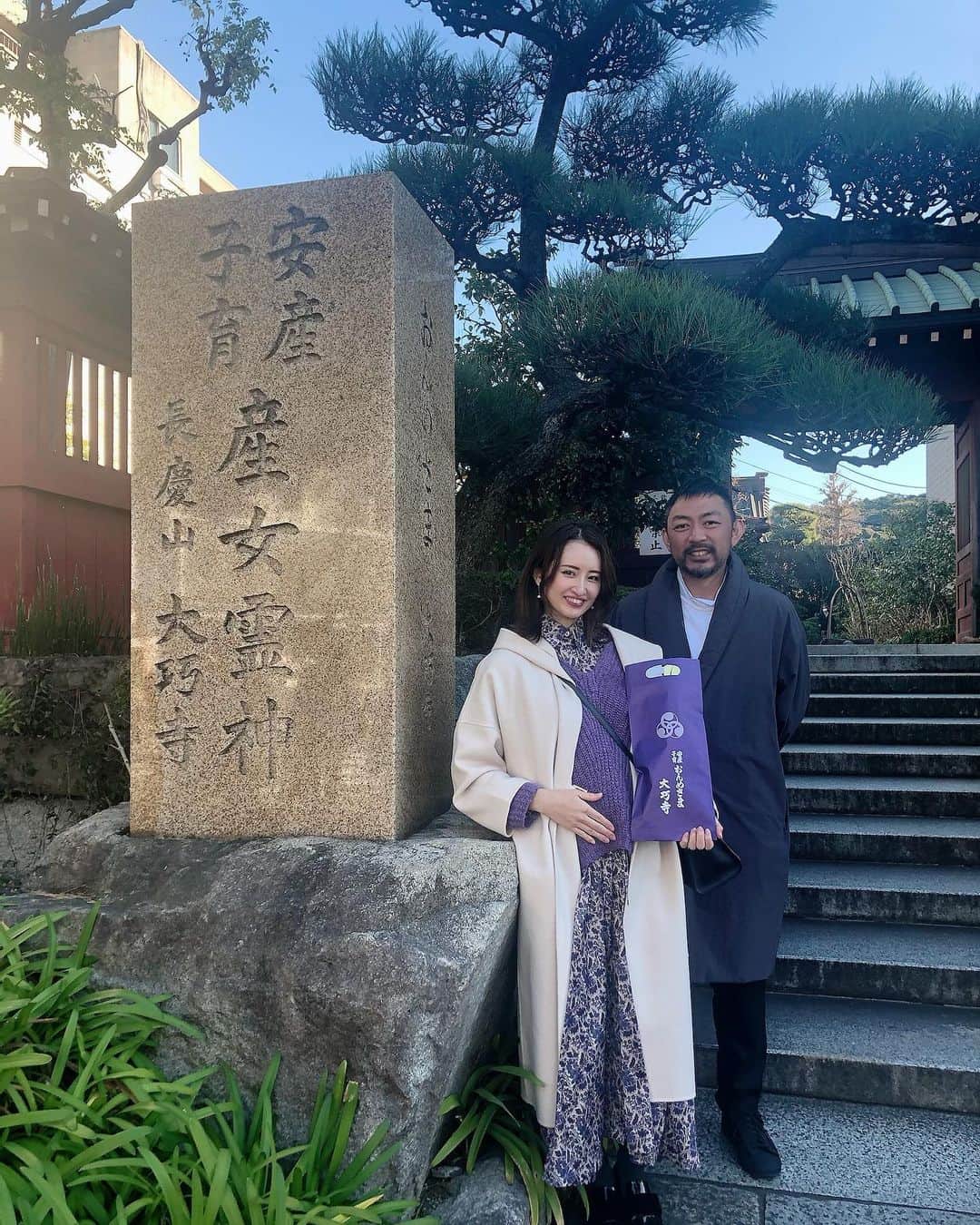 のインスタグラム：「🍀ご報告🍀  この度、第一子を授かりました👶 現在、妊娠5ヶ月で安定期に入りました！ 今日は大安で戌の日🐶 母に教えてもらった鎌倉のおんめさまに安産祈願へ⛩  ここはその場でご祈祷はしないけど、申込みした日から出産予定日まで毎朝ご祈祷してくださるみたい🥺心強い！  そして当たると言われている安産御守りセットの秘妙符の中の符の色は、白で男の子と診断されました👶 当たるかな〜😳  出産までまだ時間がありますが、この小さな命を大切に一緒に頑張って行きたいと思いますので温かく見守って頂けると嬉しいです🤰💓  #おんめさま #大巧寺 #安産祈願 #妊娠報告 #初マタ #妊娠5ヶ月 #19w1d #マタニティ #ぷんにー」