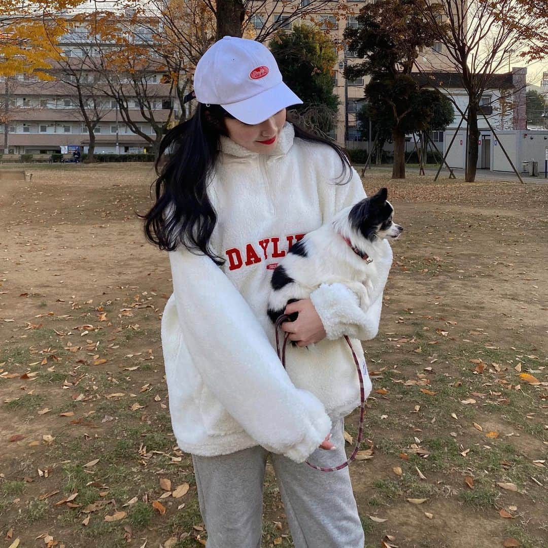 河﨑莉奈さんのインスタグラム写真 - (河﨑莉奈Instagram)「ベニとお散歩🤍🐕  デイライフさんの福袋~！ 4枚目の商品全部入っててお買い得🥺  @daylife_japan  @daylife_circle  @daylife_seoul」12月21日 21時06分 - rinya5588