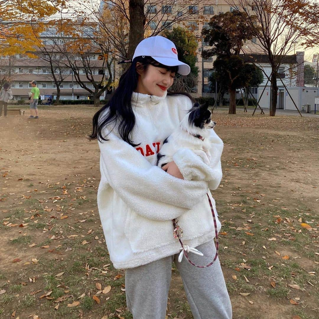 河﨑莉奈さんのインスタグラム写真 - (河﨑莉奈Instagram)「ベニとお散歩🤍🐕  デイライフさんの福袋~！ 4枚目の商品全部入っててお買い得🥺  @daylife_japan  @daylife_circle  @daylife_seoul」12月21日 21時06分 - rinya5588