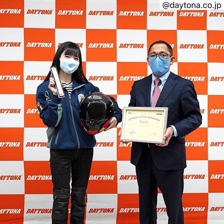 のインスタグラム：「. この模様などは次号GOGGLEにてどうぞよろしくお願いします♪✨😊 . . . @daytona.co.jp  先日、コラムニストでモデルの「水野ちぱる」さんをお招きして、弊社が日本代理店を務めるイタリア「NOLAN（ノーラン）」社のキュートアンバサダー認定書授与式が行われました！ 本来は今年の東京モーターサイクルショーで認定式を行う予定でしたが、残念ながらショー中止の影響で延期となっていました。 ノーランキュートアンバサダーとは、ノーランヘルメットの普及および宣伝にご協力いただくノーラン社公認のアンバサダーなんです！ 弊社社長から認定証と記念品をお渡して記念撮影。ちぱるさん、これからも、どうぞ宜しくお願いいたします！  #水野ちぱる #ちぱる #chiparu #ノーランヘルメット #NOLANヘルメット #NOLANHELMETS #nolangroup #デイトナjp #daytonajp #motorcyclelife #バイク乗りと繋がりたい #バイク好きな人と繋がりたい  #バイクライフ #バイクのある生活」