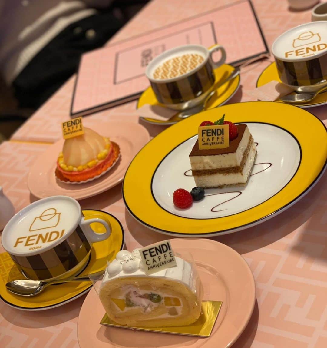 のインスタグラム：「FENDI CAFE 💓 お料理も内装も可愛くてキュンキュン😻❤️  #fendicafe #fendi #アニヴェルセル表参道」