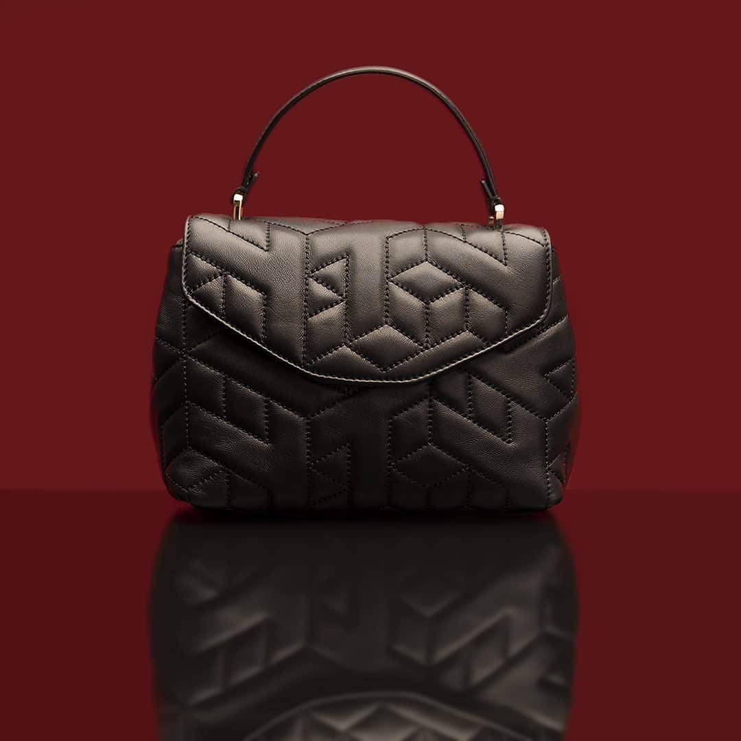 アテストーニさんのインスタグラム写真 - (アテストーニInstagram)「More than just a bag: a treasured heritage.   #journeythroughtime #atestoni #fw20 #luxury #madeinitaly  #luxuryattire #craftsmanship #italiandesign #leathercraft  #leatherbag #minibag #nappaleather #womenfashion  #christmasgift」12月21日 21時19分 - testoniofficial
