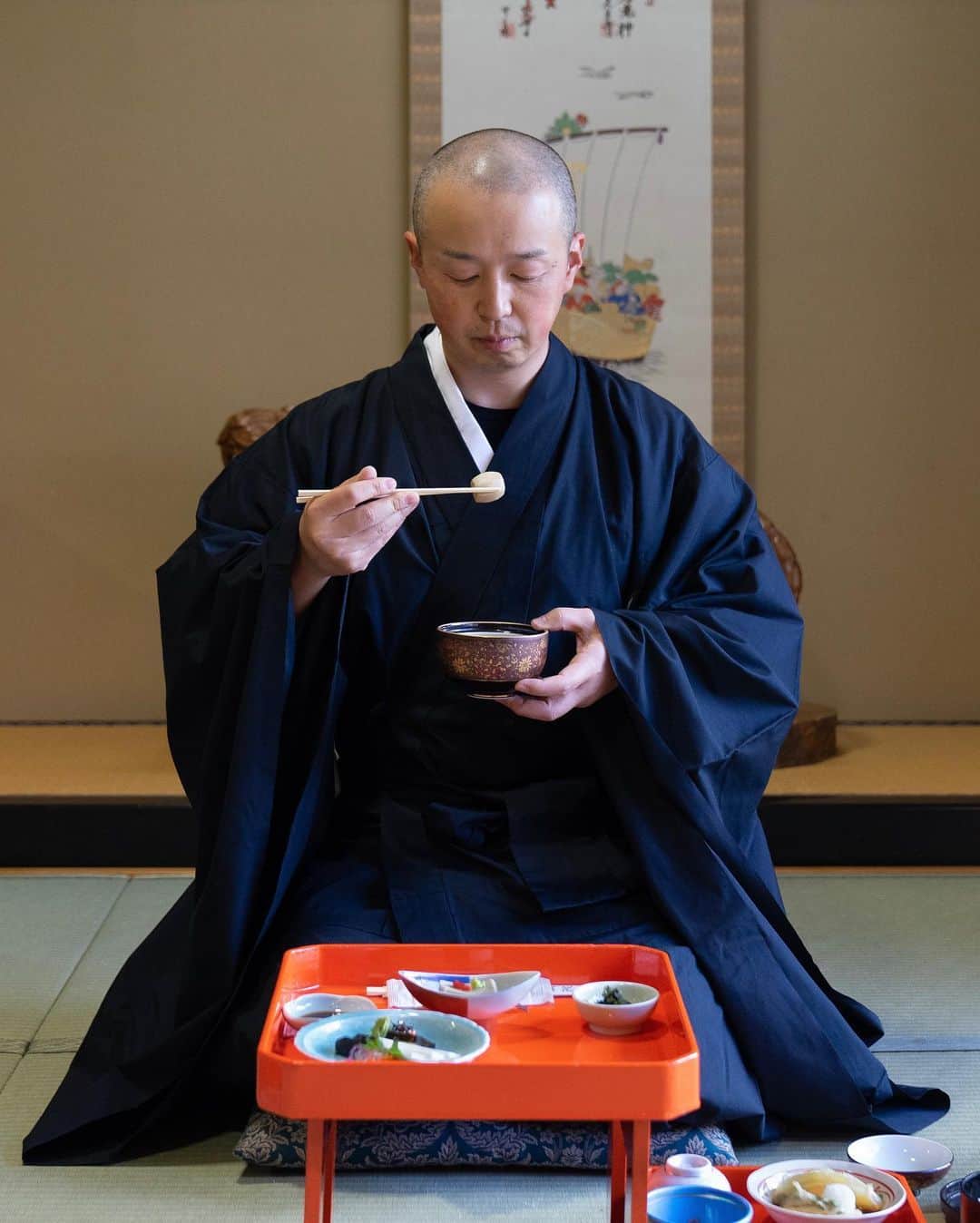Koichiさんのインスタグラム写真 - (KoichiInstagram)「.  Workation experience at a temple's Shukubo  Vol.2  信貴山 朝護孫子寺の塔頭の一つであり、今回滞在した宿坊でもある玉蔵院さんで、僧侶の修行体験をさせて頂きました。  1st / 阿息観。自律神経を整え、心を落ち着かせる効果がある呼吸法を取り入れた、密教の瞑想法。「阿〜」と発声しながら瞑想します。  2nd / 精進料理。仏教の戒に基づき、殺生をせずに調達できる食材を用いた料理。素材の味が生きていてとても美味しかったです。  3rd / 被写体になってもらった道下さん。実はこのプログラムの参加者で僧侶ではありません。今回の宿坊ワーケーションのために、頭を坊主にしてきたという強者？です！  4th / 修行体験では法衣をレンタルすることもでき、僧侶になりきって体験ができます。女性用の尼僧の衣装もあります。  5th / 般若心経の読経と写経。日頃、文字を書く機会が少なくなっているので、毛筆がとても新鮮でした。  6th / 百八礼。このスクワットのような礼拝を108回連続して行います。これはかなりキツイ。。。  7th / 護摩祈祷。毎日5時半から行われている護摩を焚くご祈祷。見ていると徐々に炎とお経と太鼓の音がシンクロしていきます。とても神秘的な儀式でした。  #信貴山玉蔵院 #信貴山ワーケーション #奈良 #信貴山 #SAGOJO ,」12月21日 21時11分 - koichi1717