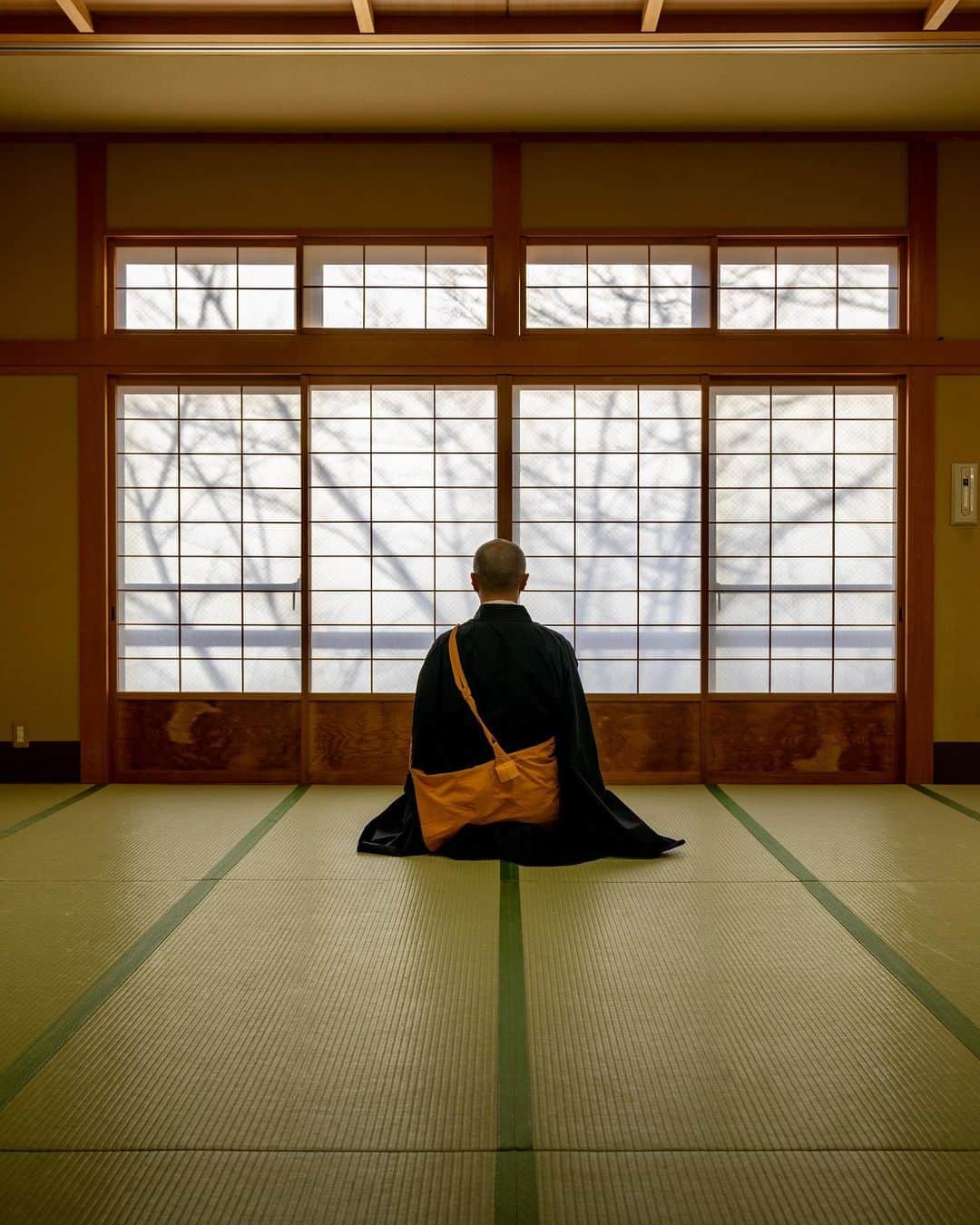 Koichiのインスタグラム：「.  Workation experience at a temple's Shukubo  Vol.2  信貴山 朝護孫子寺の塔頭の一つであり、今回滞在した宿坊でもある玉蔵院さんで、僧侶の修行体験をさせて頂きました。  1st / 阿息観。自律神経を整え、心を落ち着かせる効果がある呼吸法を取り入れた、密教の瞑想法。「阿〜」と発声しながら瞑想します。  2nd / 精進料理。仏教の戒に基づき、殺生をせずに調達できる食材を用いた料理。素材の味が生きていてとても美味しかったです。  3rd / 被写体になってもらった道下さん。実はこのプログラムの参加者で僧侶ではありません。今回の宿坊ワーケーションのために、頭を坊主にしてきたという強者？です！  4th / 修行体験では法衣をレンタルすることもでき、僧侶になりきって体験ができます。女性用の尼僧の衣装もあります。  5th / 般若心経の読経と写経。日頃、文字を書く機会が少なくなっているので、毛筆がとても新鮮でした。  6th / 百八礼。このスクワットのような礼拝を108回連続して行います。これはかなりキツイ。。。  7th / 護摩祈祷。毎日5時半から行われている護摩を焚くご祈祷。見ていると徐々に炎とお経と太鼓の音がシンクロしていきます。とても神秘的な儀式でした。  #信貴山玉蔵院 #信貴山ワーケーション #奈良 #信貴山 #SAGOJO ,」
