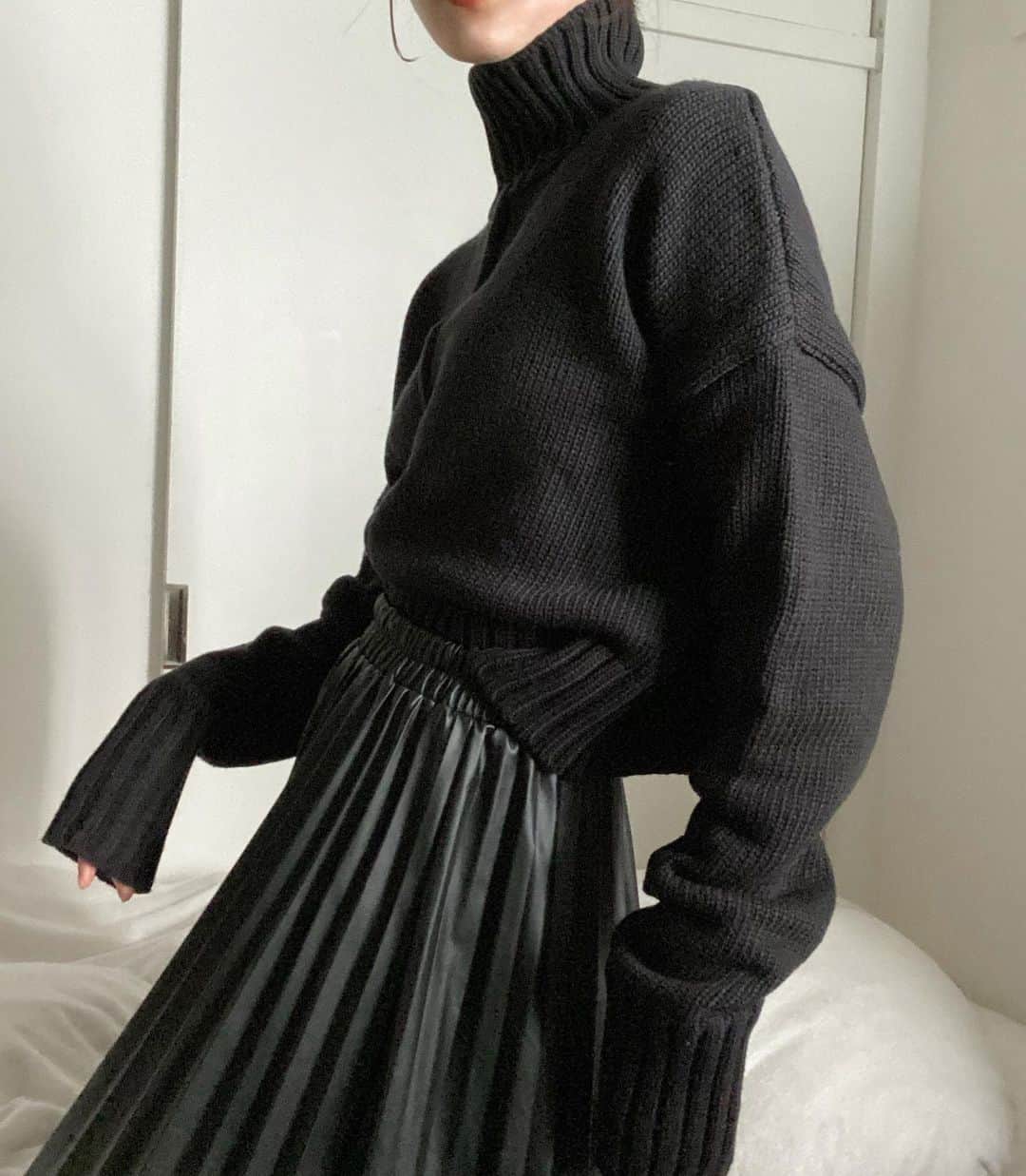 影山可蓮のインスタグラム：「・ ・ Black 🖤 KNIT @caramalibel  ・ ・ ・ #outfit #ootd  #instafashion #minimalstyle #minimalfashion #classicstyle #simpleoutfit #everydaylook  #コーデ #コーディネート #今日のコーデ #私服  #karen_k_outfit」