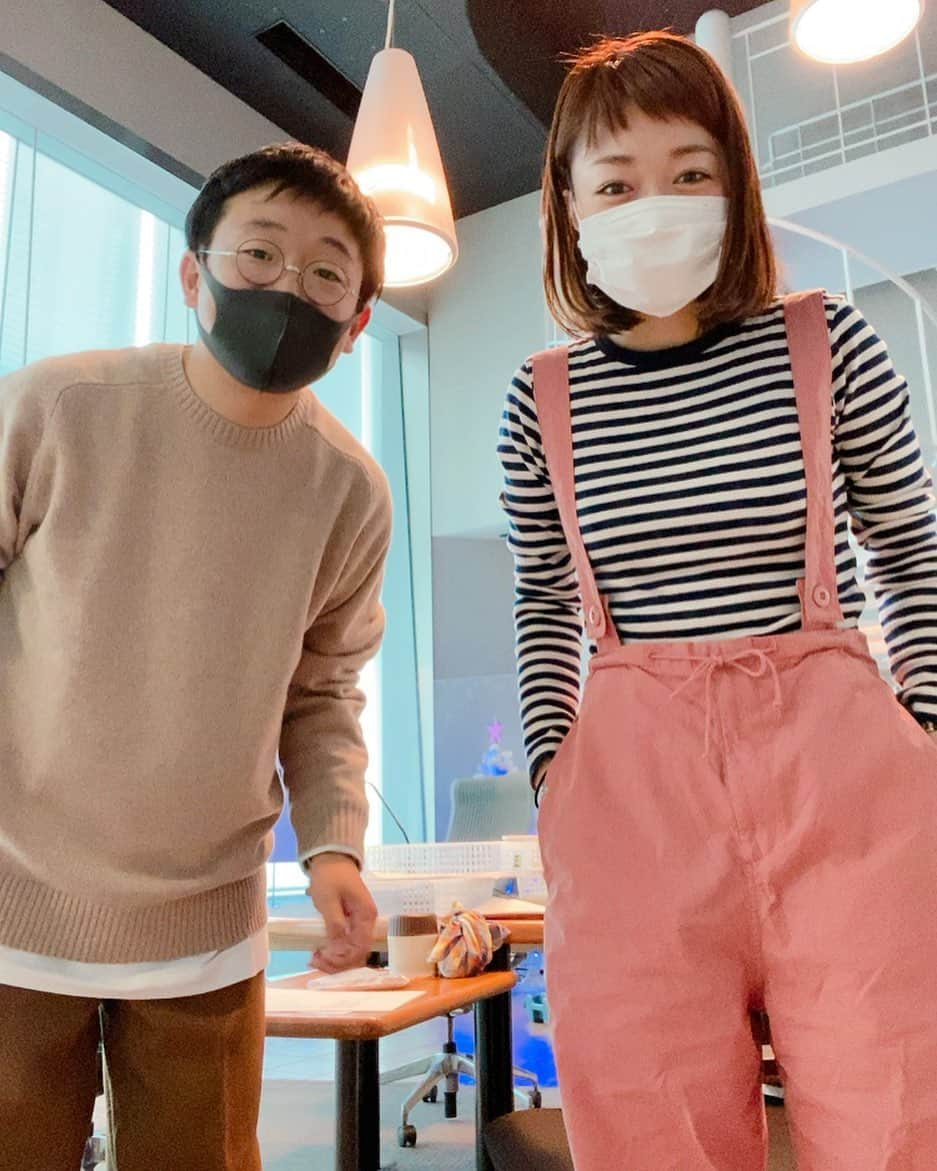 小雪さんのインスタグラム写真 - (小雪Instagram)「少年みたいなクワタク🤣 今日もラジオ4時間生放送 ありがとうございました！ @digfmfukuoka   今日はやっぱりクリスマスの話題が多かったかなぁ🎅🏻🎄  ちなみに ピンクのサロペットは @freaksstore_official  ボーダーのロンTは @beams_official   沢山メッセージありがとうございます😆  #fmfukuoka #DIG #月曜日 #ラジオってたのしい」12月21日 21時12分 - koyuki2