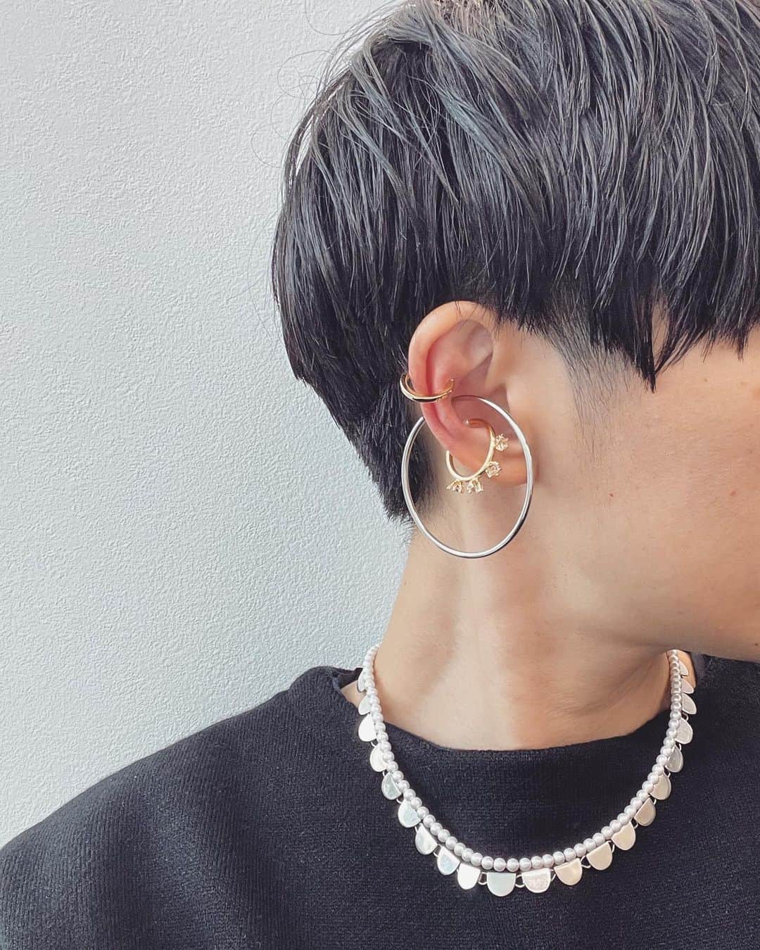 のインスタグラム：「ちょっとした迷いごとがあった日 手が伸びたのは この重ねづけでした ☻︎  5cm細線・シンプルフープのシルバー色。 『S』のリリーちゃん。 角線1.6cm・フープちゃんのゴールド色。 　 ５cmの大きなフープが大胆で ど〜んと背中を押されるようでした。  　 ちぢこまる気持ちを解放してくれたようで 結果オーライ！ 　 アクセサリーからパワーをもらっています。 　  #styleofday  #styleoftheday  #earrings  #earring  #earcuff  #earcuffs  #pearlearrings  #pearlearring #hoop  #hoopearrings  #pearlnecklace #うれしい😊  #フープピアス  #フープイヤリング  #イヤリング #イヤカフ #イヤーカフ  #ノンホールピアス  #ピアスに見えるイヤリング  #アクセサリー好き  #アクセサリー好きさんと繋がりたい  #アクセサリー好きな人と繋がりたい  #パールイヤリング」