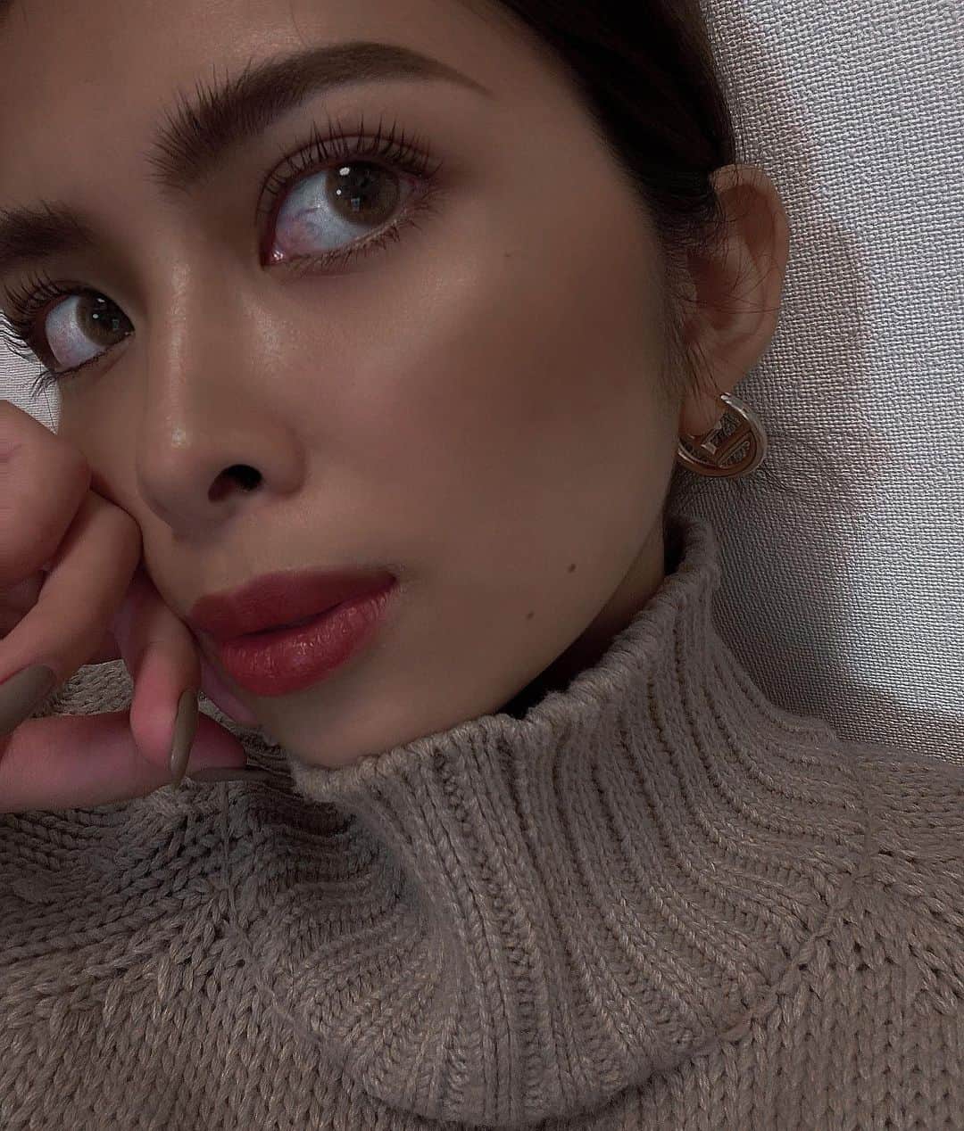 Airi Shibuyaのインスタグラム：「この時期になるとつけたくなる赤リップ💋 . こないだマツエクしてきたけどまたマツパに戻しちゃった👀 . 前までは絶対バサバサじゃないといやだったのにこっちのが落ち着く。大人になりました笑 . #selfie#マツパ」