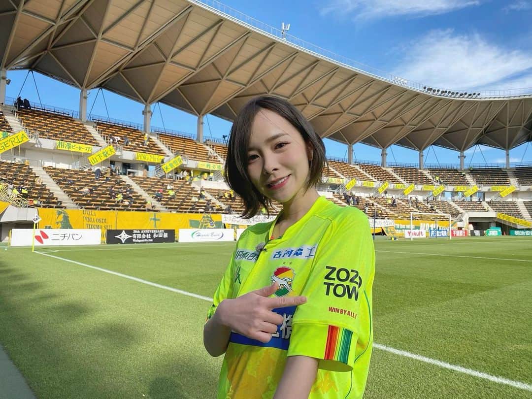 黒澤詩音のインスタグラム：「2020シーズン終了しました❗️  #チバテレ  『WIN BY ALL!』 MCとして、サポーターの皆さんと共に熱く応援させていただいた最高のシーズン！  昨日のフクアリでのラストゲーム後は、田坂選手、佐藤寿選手、増嶋選手の引退セレモニーが。 それぞれのサッカー人生を通して、私たちサポーターにかけがえのない時間を与えてくれましたね！ 現役生活お疲れ様でした。ありがとうございました！  そしてコロナ禍で異例のこのシーズン、熱く戦い抜いてくれたすべてのジェフ戦士、そしてチーム関係者の皆様、そしてサポーターのみなさん！ お疲れ様でした！  そしてこちらは、 来シーズンのユニフォームです！  2021シーズンも、オフィシャルパートナーの株式会社フェニックス社が作成する、Kappaブランドのユニフォーム  デザインは、千葉県の地図！ ホームタウンの場所には⭐️マーク！ 沢山の勝ち星⭐️をあげたいですね！  2ndは初のカーキカラーです✨  ユニフォームの背当て部分もとてもカッコいいデザインになっていましたので、お手に取ってみてくださいね！  （※写真で着用のユニフォームは、サンプルのためスポンサーロゴは2020シーズンのものとなります。）  #ジェフユナイテッド市原千葉 #ジェフ千葉 #jefunited #ユニフォーム #ユニフォーム女子 #ユニフォームコーデ #サッカー #サッカー女子 #アナウンサー #jリーグ  #jleague #j撮り」