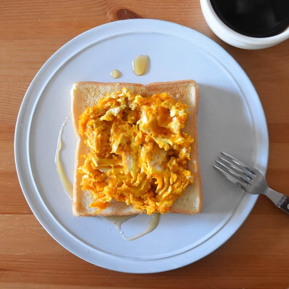 山崎佳のインスタグラム：「Today’s breakfast. かぼちゃ、クリームチーズ、くるみ、メープルシロップ。冬至だからね。」