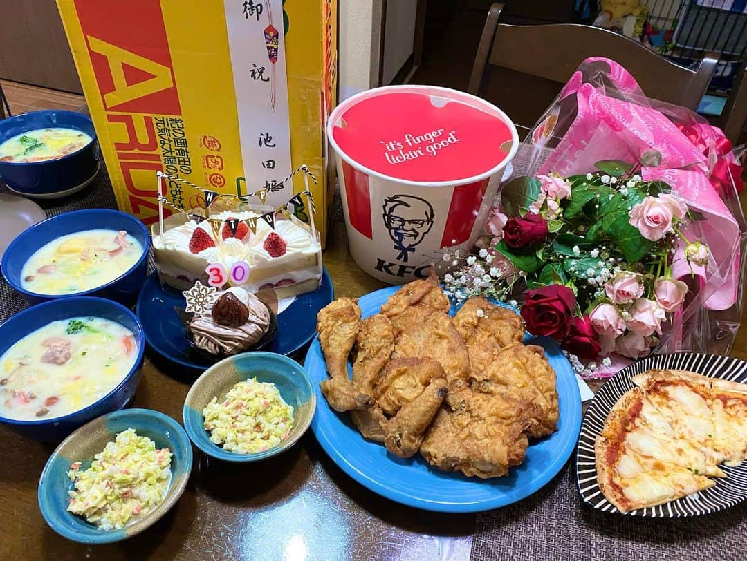 宮川杏奈さんのインスタグラム写真 - (宮川杏奈Instagram)「旦那氏とママとお誕生日ご飯🍗💕 食べたかったケンタッキーと 中に🍓が挟まってるショートケーキをリクエスト🍰 ケンタッキーはママが👩🏻 ショートケーキは旦那氏が用意してくれました❤️ とっても美味しかった⭕️ . 旦那氏が花束をくれました💐✨ 怪しいメッセージ付きww #あと80年くらい 彼は私をなんだと思っているのでしょうか？www ありがとう🥰笑 . 30代になってもママになっても 自分と向き合って 感謝の気持ちを大切に 人として成長し続けていきたいです🍀 . ありがとう。感謝。 . #誕生日 #誕生日は生きてる事を祝って貰える唯一の日  #マタニティ生活  #マタニティ用品 #ベビー用品  #ベビーグッズ  #ベビー小物  #プレママ #プレママさんと繋がりたい  #プレママライフ  #ベビー服 #マタニティ  #マタニティアカウント  #初マタニティ #マタニティフォト #妊婦コーデ  #妊婦生活  #ベビー服 #ぷんにー #ぷんにーらいふ」12月21日 21時16分 - an1221na