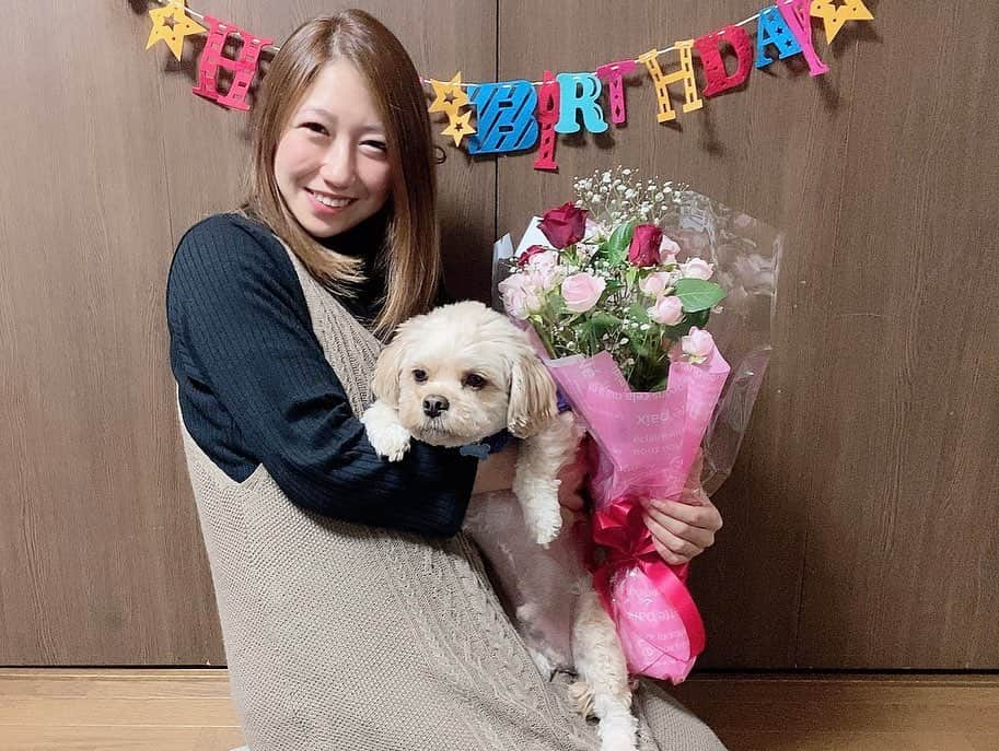 宮川杏奈さんのインスタグラム写真 - (宮川杏奈Instagram)「旦那氏とママとお誕生日ご飯🍗💕 食べたかったケンタッキーと 中に🍓が挟まってるショートケーキをリクエスト🍰 ケンタッキーはママが👩🏻 ショートケーキは旦那氏が用意してくれました❤️ とっても美味しかった⭕️ . 旦那氏が花束をくれました💐✨ 怪しいメッセージ付きww #あと80年くらい 彼は私をなんだと思っているのでしょうか？www ありがとう🥰笑 . 30代になってもママになっても 自分と向き合って 感謝の気持ちを大切に 人として成長し続けていきたいです🍀 . ありがとう。感謝。 . #誕生日 #誕生日は生きてる事を祝って貰える唯一の日  #マタニティ生活  #マタニティ用品 #ベビー用品  #ベビーグッズ  #ベビー小物  #プレママ #プレママさんと繋がりたい  #プレママライフ  #ベビー服 #マタニティ  #マタニティアカウント  #初マタニティ #マタニティフォト #妊婦コーデ  #妊婦生活  #ベビー服 #ぷんにー #ぷんにーらいふ」12月21日 21時16分 - an1221na