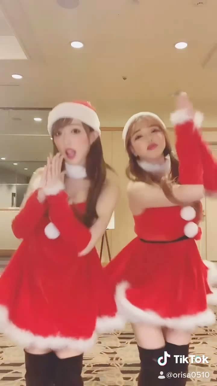 のインスタグラム：「🎄🎅🎄🎅 コスプレは @dress_tika さんの💕 ・ ・ @angeliy_quinn と おそろコーデ🥺💕 ・ ・ ・ ・ #tiktok#christmas#cosplay#santa#tiktokjapan#dresstika#サンタコス#サンタ#サンタコスプレ#おそろコーデ#コスプレ女子#コスプレ#クリスマス#クリスマスパーティー」
