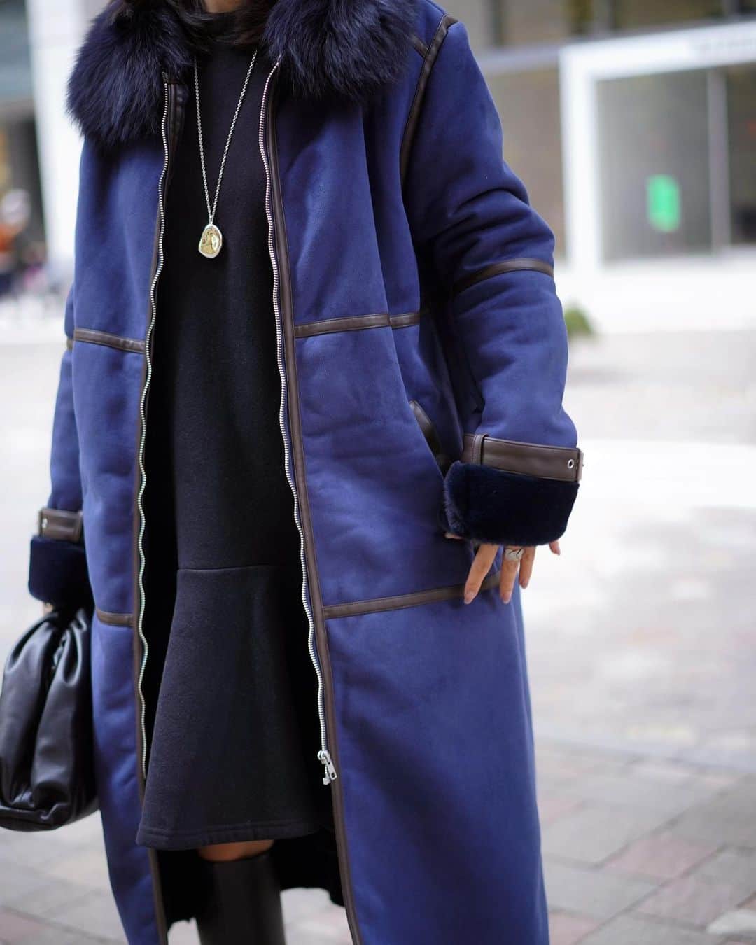 笹倉麻耶さんのインスタグラム写真 - (笹倉麻耶Instagram)「ふわん♡ あったかいの極みコート  展示会の時、お正月箱根神社に行くために予約した、 エコムートンのコート。 （目的はそれだけではないが😆） ひとまず、今年は箱根行かないだろうから😭 街歩きで楽しみまーすっ ・ ・ どうなるかは、まだ確定では無いけど 年末年始は、新しいコンテンツの内容作りと、 家の片付けで終わりそうだわ😁 仕事しよっ！  今日からの風の時代を 思いっきり突っ走る‼️ 流れにすんなり乗ってゆくのだ♡ ・ ・ Coat/ @doublestandard_official  Dress/ @birthdaybashshop  ・ ・ P/ @sayurisaito_photo  #大人コーデ #大人カジュアル #アラフォーファッション #アラフォーコーデ #40代コーデ #ファッション好きな人と繋がりたい #doublestandardclothing #時尚 #パーソナルスタイリスト」12月22日 8時09分 - nicomaya2525