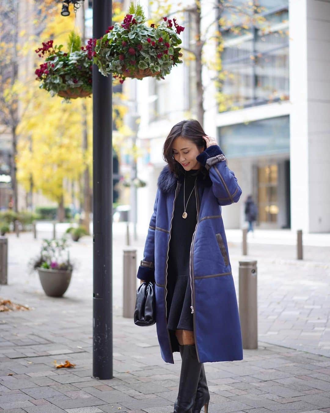 笹倉麻耶さんのインスタグラム写真 - (笹倉麻耶Instagram)「ふわん♡ あったかいの極みコート  展示会の時、お正月箱根神社に行くために予約した、 エコムートンのコート。 （目的はそれだけではないが😆） ひとまず、今年は箱根行かないだろうから😭 街歩きで楽しみまーすっ ・ ・ どうなるかは、まだ確定では無いけど 年末年始は、新しいコンテンツの内容作りと、 家の片付けで終わりそうだわ😁 仕事しよっ！  今日からの風の時代を 思いっきり突っ走る‼️ 流れにすんなり乗ってゆくのだ♡ ・ ・ Coat/ @doublestandard_official  Dress/ @birthdaybashshop  ・ ・ P/ @sayurisaito_photo  #大人コーデ #大人カジュアル #アラフォーファッション #アラフォーコーデ #40代コーデ #ファッション好きな人と繋がりたい #doublestandardclothing #時尚 #パーソナルスタイリスト」12月22日 8時09分 - nicomaya2525
