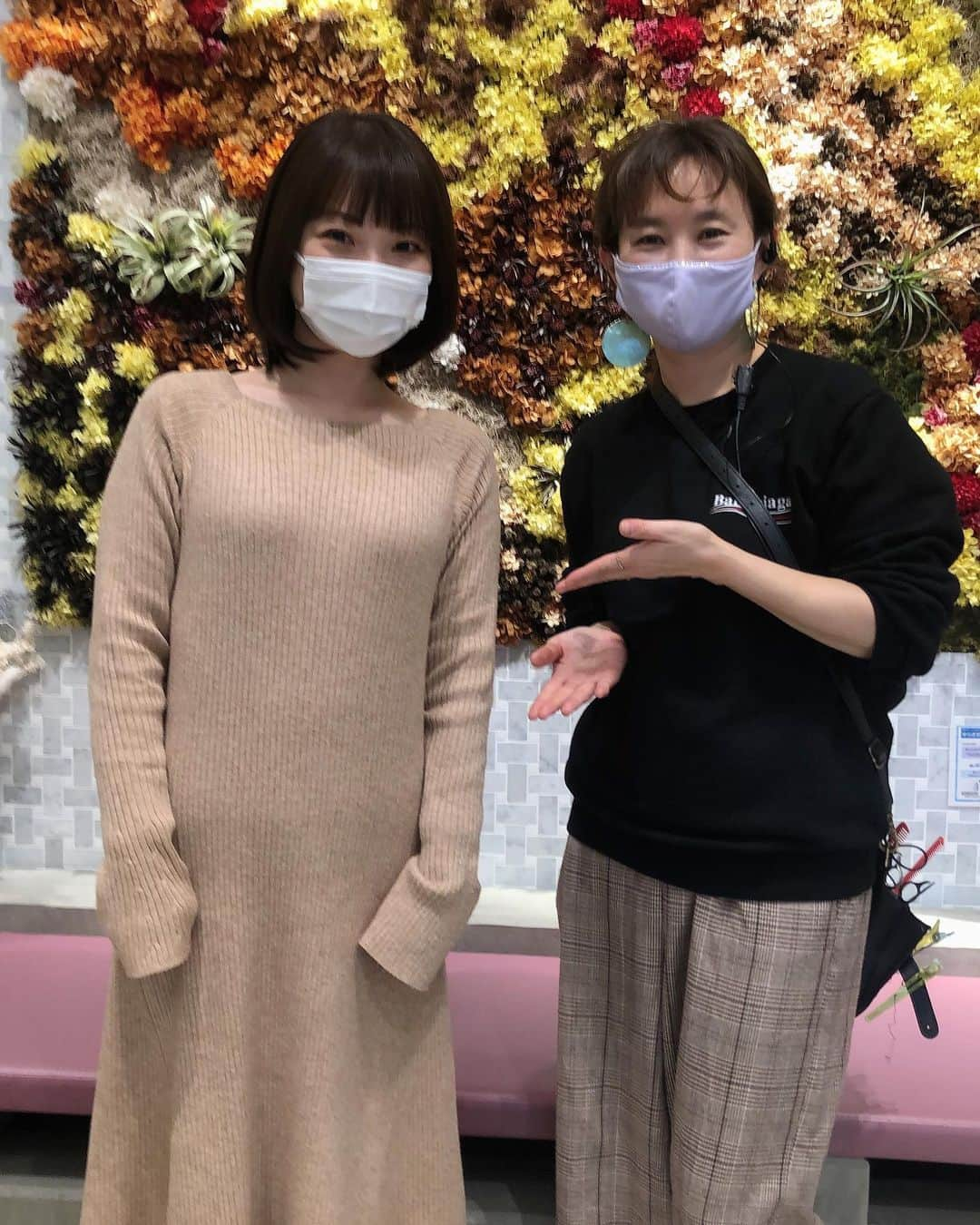 奈良岡希実子のインスタグラム：「先日久しぶりにMINXに行ってきました😊髪が伸びてから切り時がいまいちわからない笑。カットとカラーとヘッドスパもしてもらってすっきりです😍2020年の汚れを落とした感じがしますな！😎  #minx銀座二丁目店」