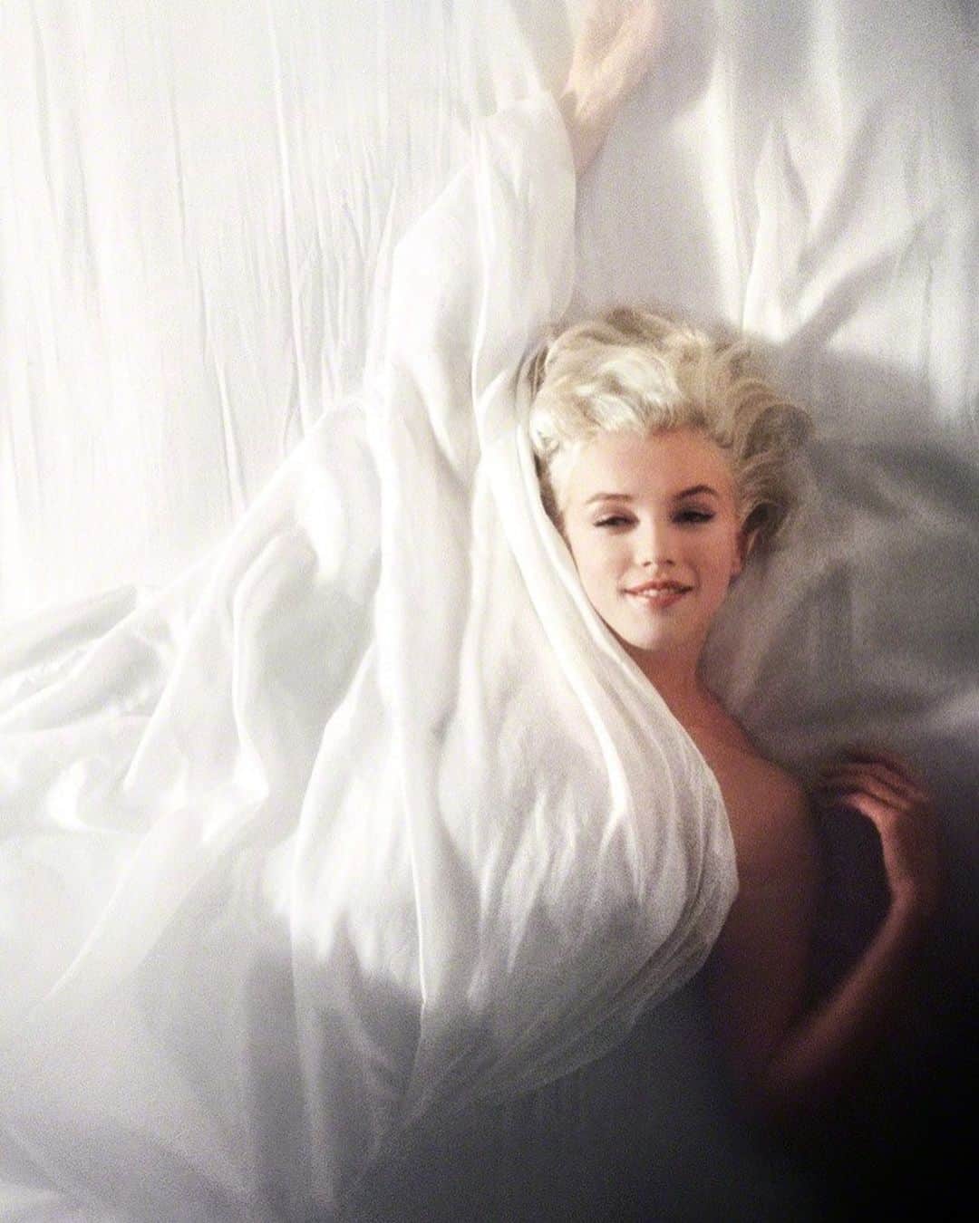 マリリン・モンローのインスタグラム：「Marilyn photographed by Douglas Kirkland, 1961. When Kirkland arrived at Monroe’s apartment the following day to select from film transparencies, the actress revealed her troubled side. “The room was dark and she looked not like the beauty I had watched and been with the evening before,” says Kirkland. “She appeared like she hadn’t slept at all and wasn’t in a good mood.” Knowing the power of her image- and demanding control of it- Monroe destroyed nearly 60 of the shots Kirkland captured, which were among the last professional shots taken of the star before her sudden death at age 36. “She was telling me how special the pictures were,” remembers Kirkland. “She cut up half of them, but the ones she left me with were quite extraordinary. That’s the Marilyn we know.” Marilyn was known to be quite picky in selecting pictures of her that were taken. Our angel🤍 #marilynmonroe #douglaskirkland」
