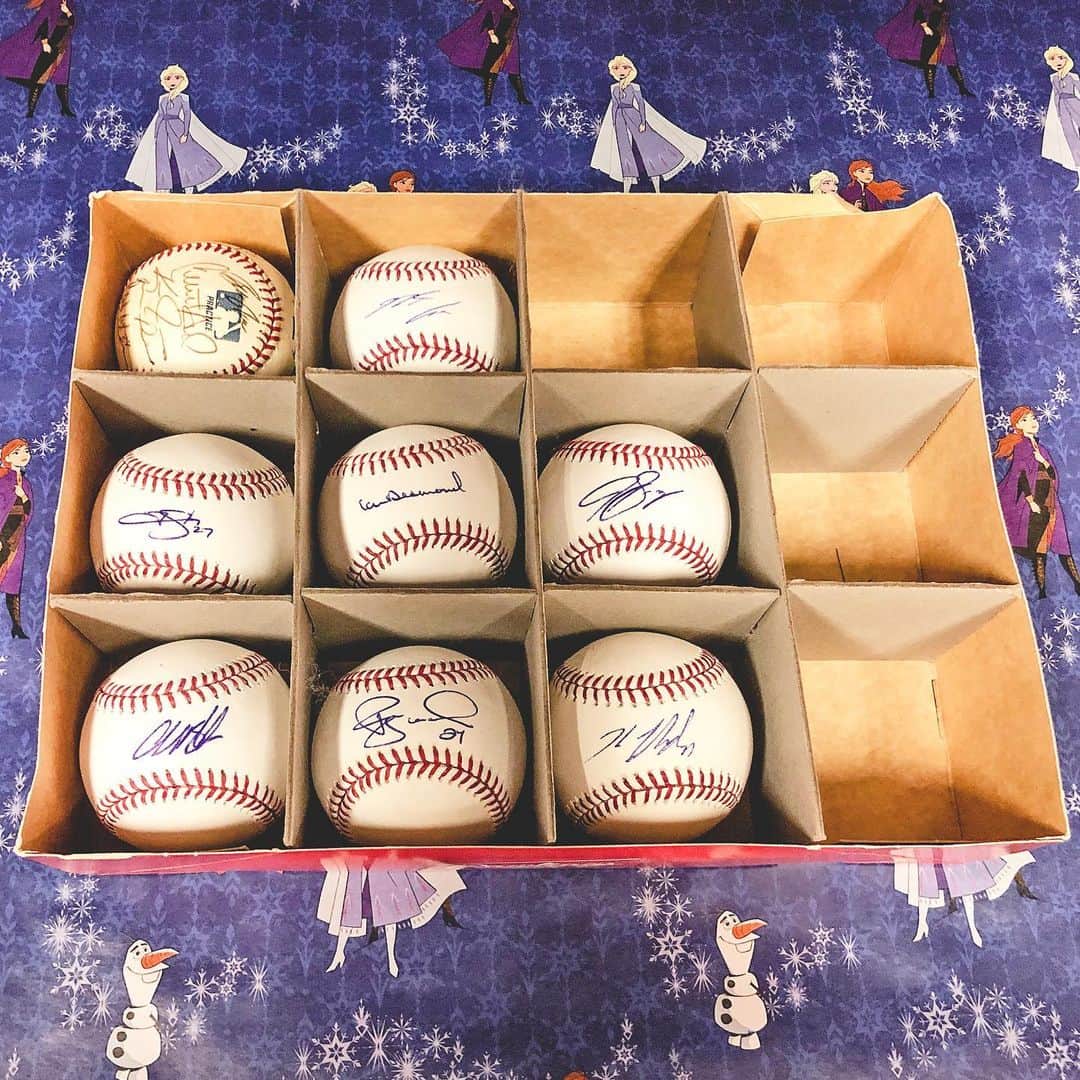 コロラド・ロッキーズのインスタグラム：「We have EIGHT signed balls! COMMENT tagging your Rockies BFF +  #12DaysOfRoxmas for your chance to win 🐺」