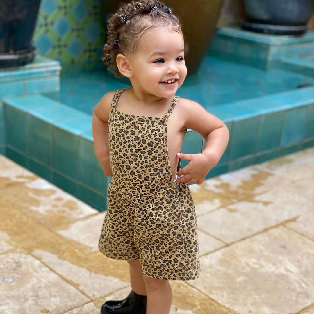 ニコール・ミッチェル・マーフィーのインスタグラム：「How cute is this? We  have the same hairstyle  in these pics ... #evie #mygrandbaby #hairstyles #prettylittlething  #purelove  #yfoy #everydayconfidence」