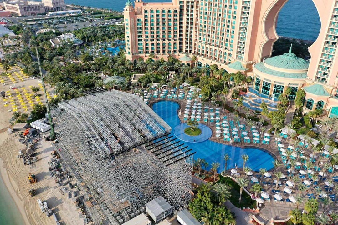 KISSさんのインスタグラム写真 - (KISSInstagram)「THANK YOU to every member of the hard-working crew for helping us build the largest stage ever in the UAE. Who’s ready to #KISS2020Goodbye?  @atlantisthepalm」12月22日 6時54分 - kissonline