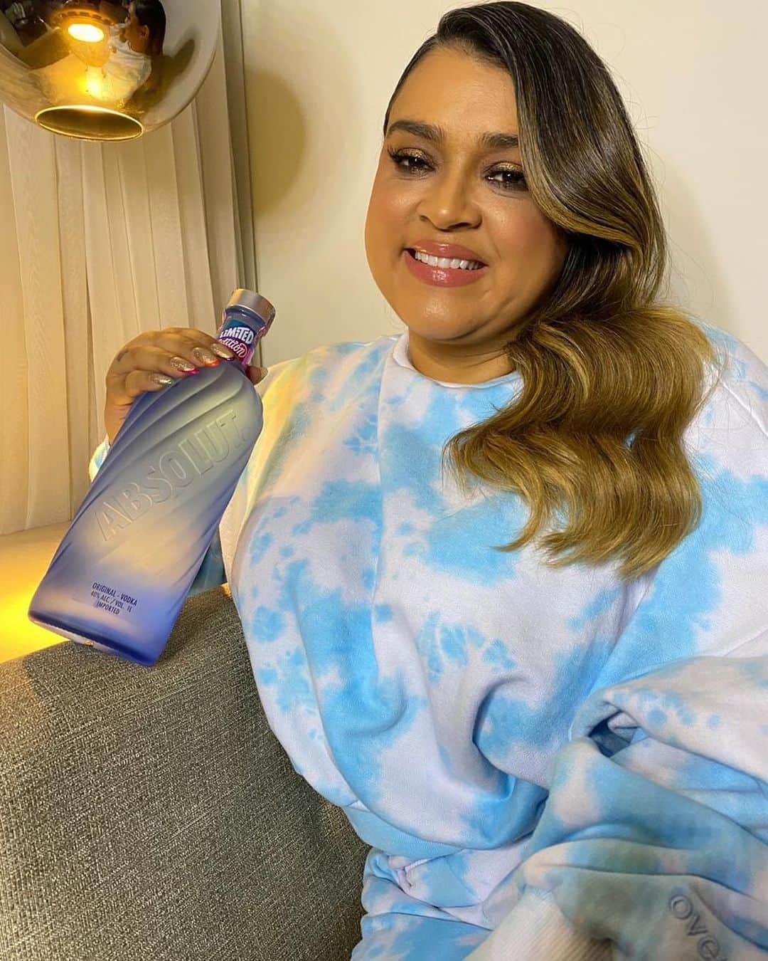 Preta Gilのインスタグラム：「Esse ano, não vai dar para fazer aquela rodada geral nas festas de encerramento, mas isso não quer dizer que não posso mandar amor para as pessoas do meu jeito! Eu, @rafaelzulu, @asbaias, @agathaamoreira, @simasrodrigo e @dilsinho fizemos um grande amigo secreto e vamos nos presentear com surpresinhas e drinks! A minha já está aqui, essa incrível edição especial e exclusiva de @absolutbrasil, Absolut Movement. A inspiração dessa edição limitada de Absolut é incentivar que as pessoas caminhem sempre pra frente e que elas sejam o movimento que elas querem dar suas vidas!! É uma garrafa que brinda às mudanças que nos movimentam! Quem será que vai receber? #Bebacommoderação   [Não compartilhe com menores de 18 anos]」