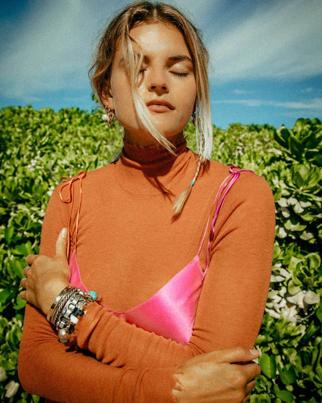 ダニジョーのインスタグラム：「Layered + stacked 🍊☀️🌈🌺」
